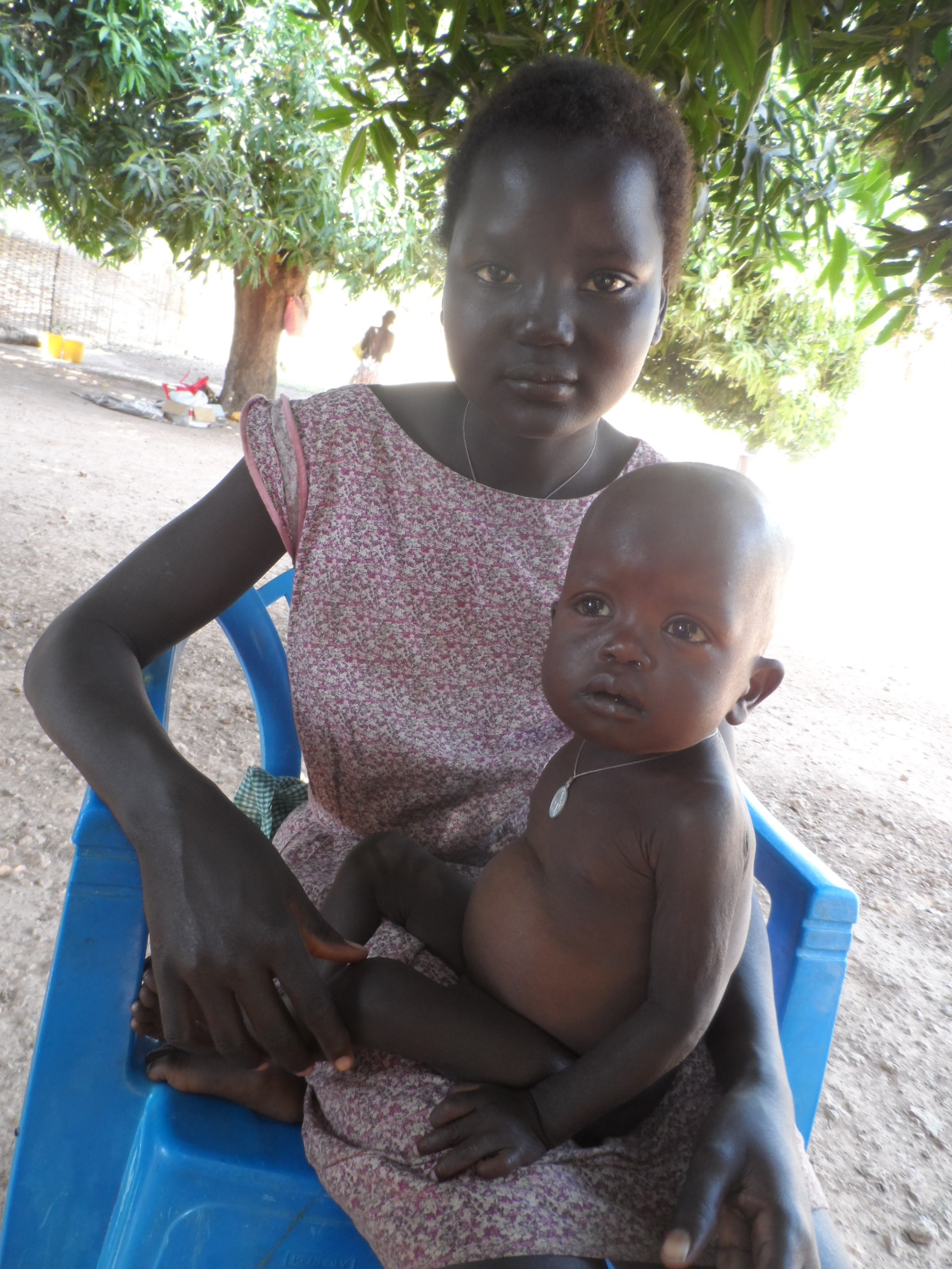 Mary Aloel (11) und ihre sechs Monate alte Schwester Moch Bakic haben in der Klinik in Rumbek Zuflucht gefunden. Die Mädchen sind verwaist, Moch ist mangelernährt.
