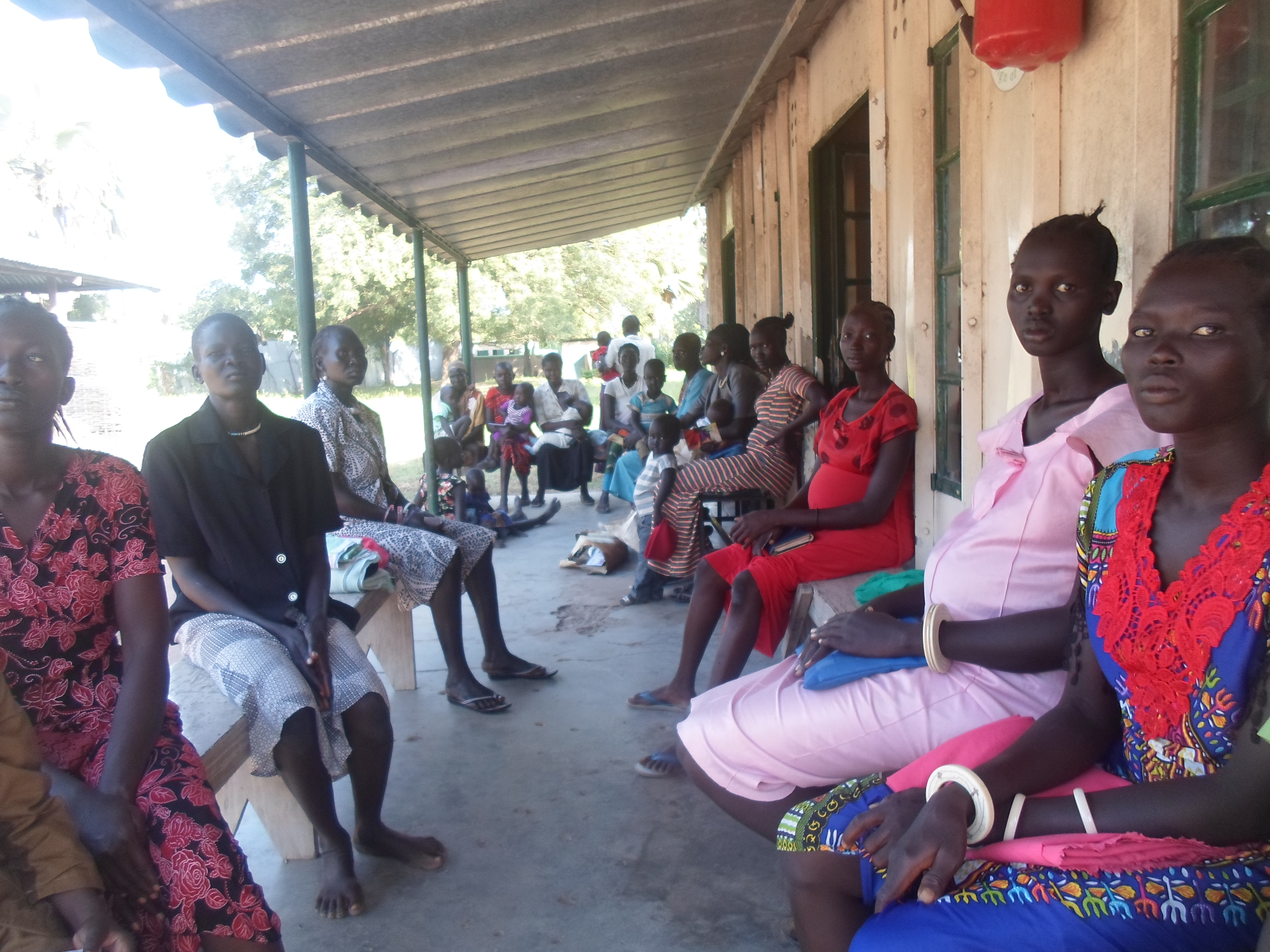 Vor allem Mütter wie Adeng Maker suchen täglich mit ihren kleinen Kindern Hilfe in der Krankenstation in Rumbek. Aber auch kranken Erwachsenen und Schwangeren kann geholfen werden.