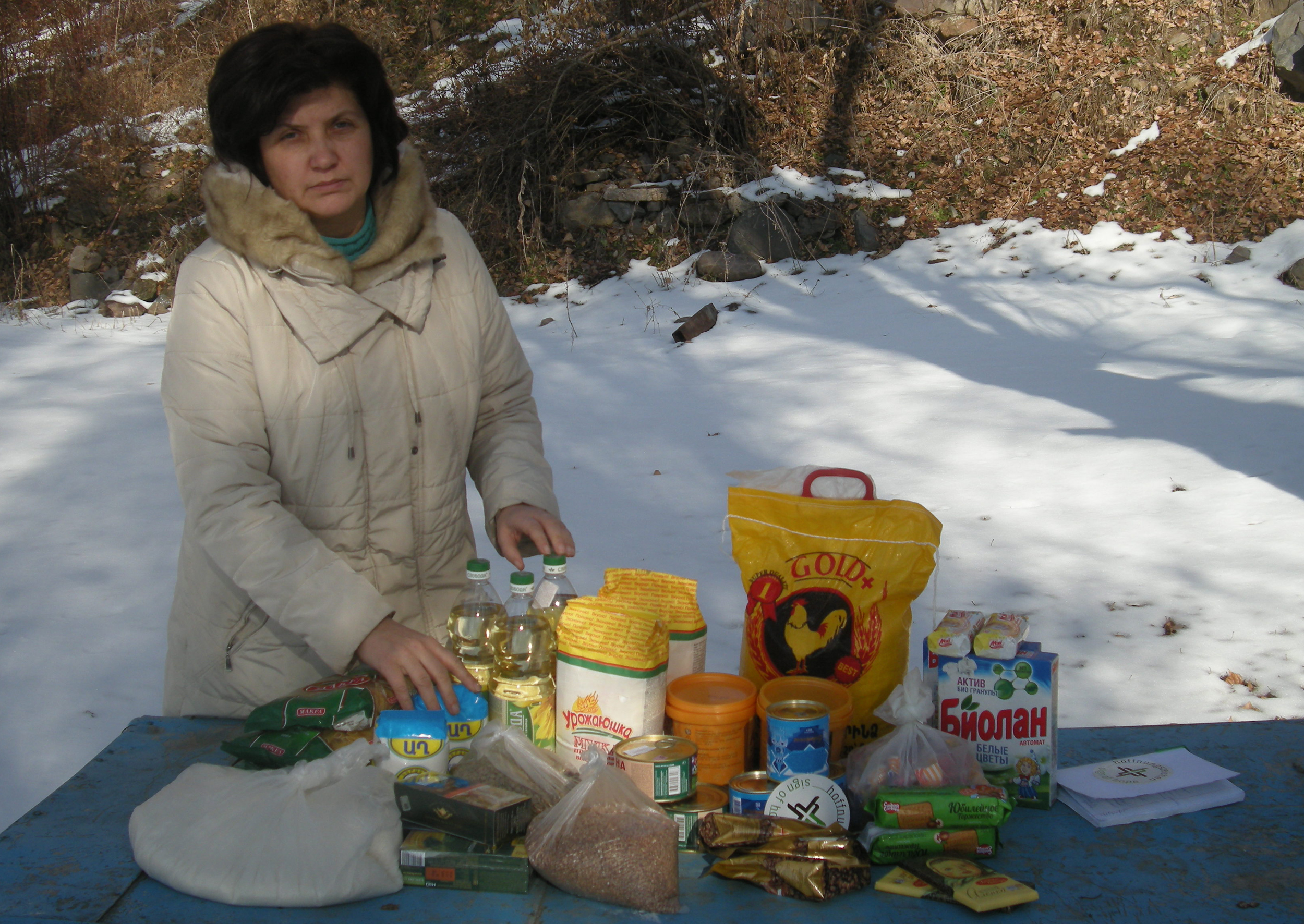Die Pakete enthalten Lebensmittel wie Mehl und Öl, aber auch Seife. Aljona Zeytunyan weiß um die immense Bedeutung dieser Hilfe für die Menschen in Dschadschur.