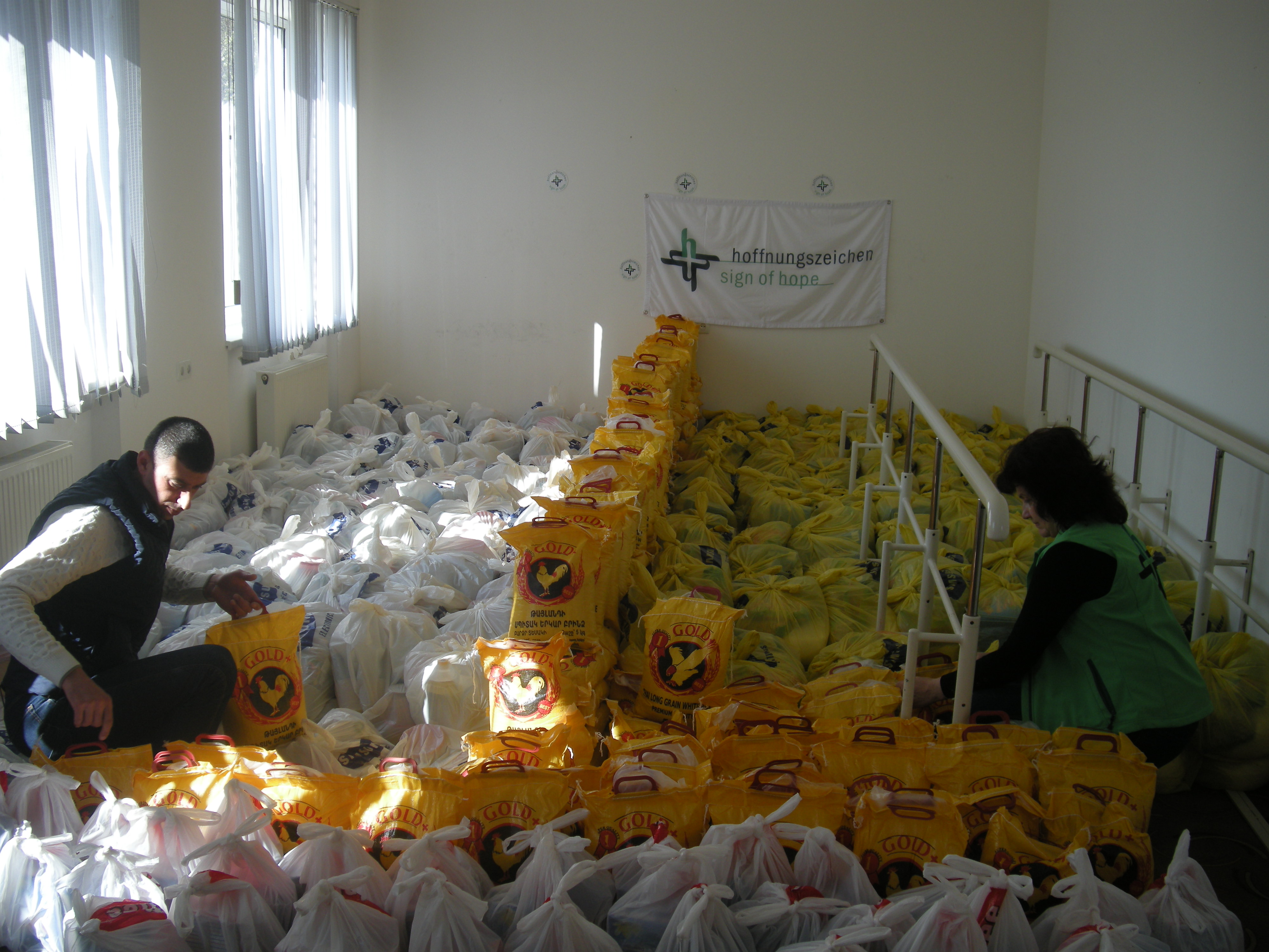Unsere Mitarbeiterin Aljona Zeytunyan (r.) und weitere Helfer packen im April Pakete für unsere Frühjahrsaktion in Bergkarabach. 300 Familien werden versorgt. Unsere Mitarbeiterin Aljona Zeytunyan (r.) und weitere Helfer packen im April Pakete für unsere Frühjahrsaktion in Bergkarabach. 300 Familien werden versorgt.