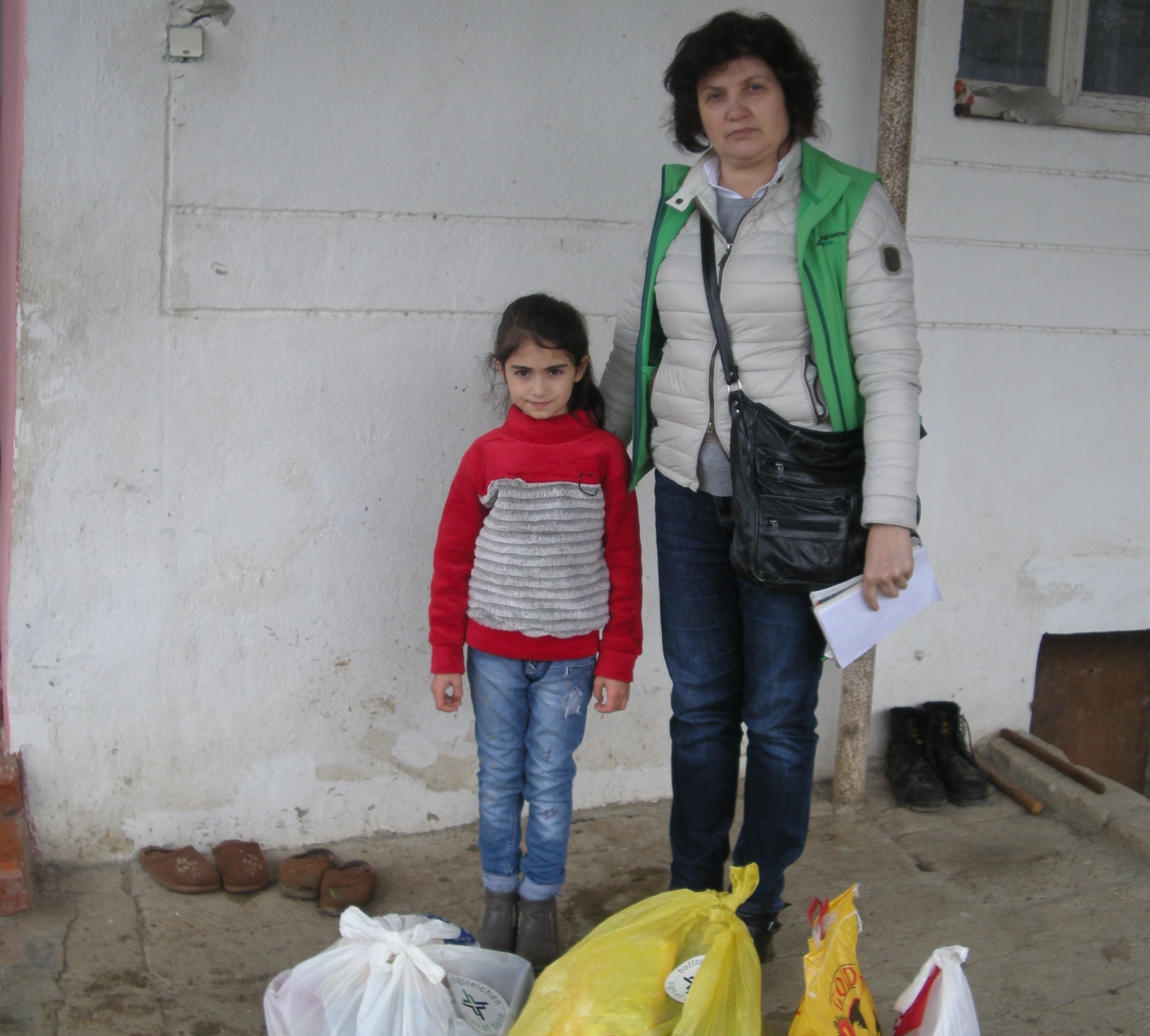 Natalya Musajelyan (9), die bei einem Unglück ihre Eltern und ihren kleinen Bruder verloren hat, erhält von uns eines der Nahrungsmittelpakete. Das Mädchen lebt inzwischen bei der Großmutter.