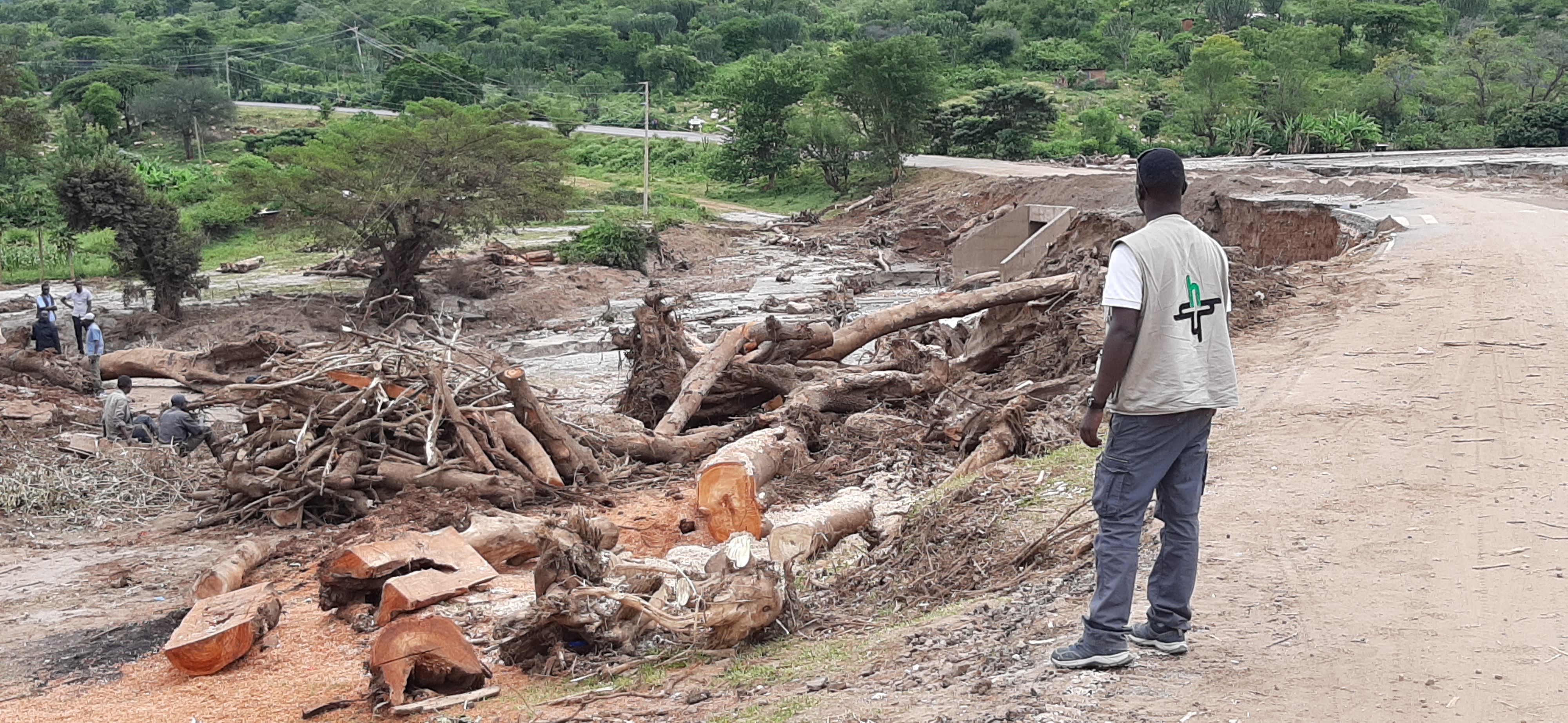 Überschwemmungen und Erdrutsche haben im Westen Kenias ganze Landstriche zerstört. Hoffnungszeichen-Mitarbeiter Tityon Ambrose macht sich vor Ort ein Bild der Lage.