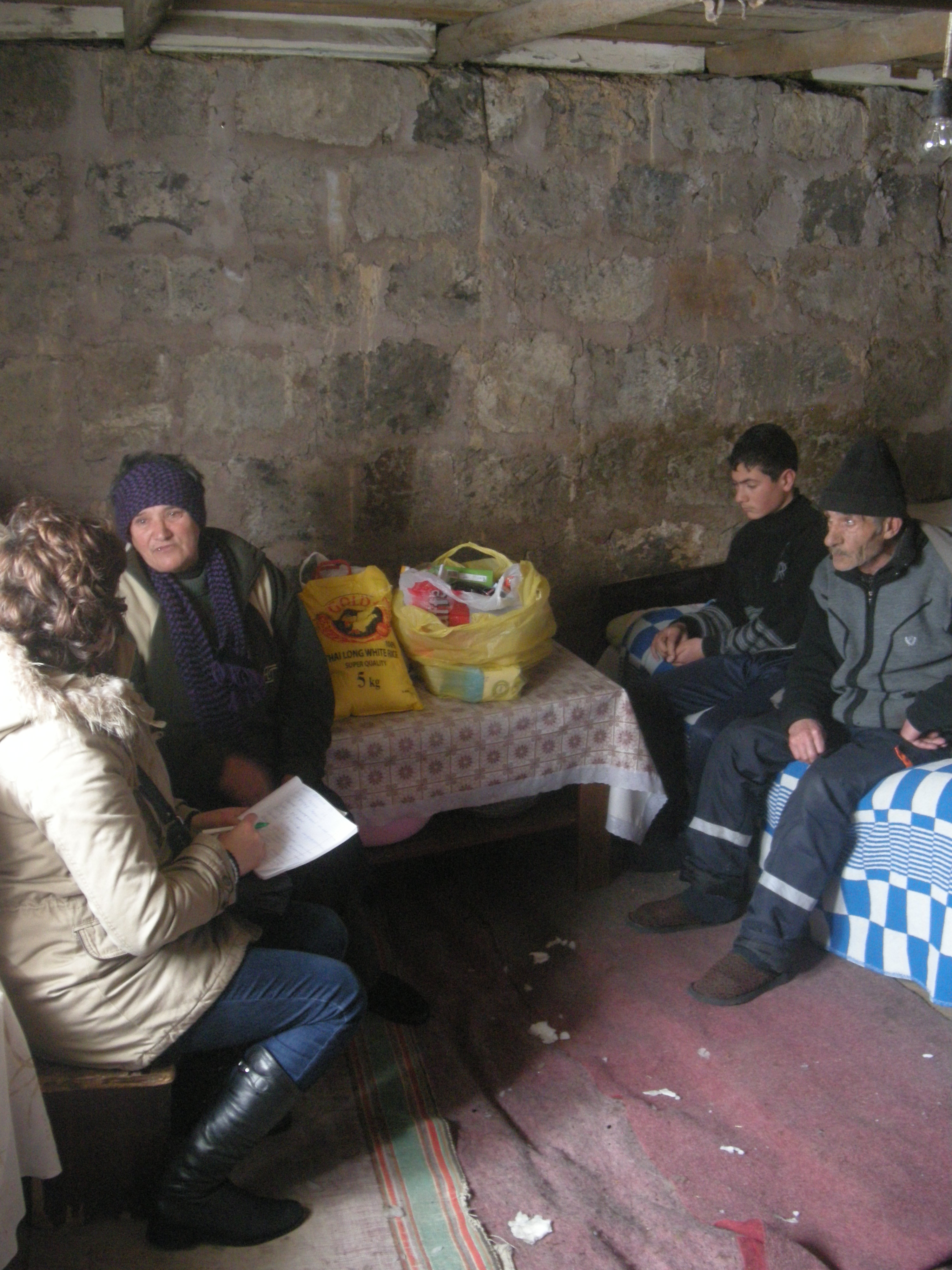 Armenien: Dankbar werden die Hilfspakete angenommen.