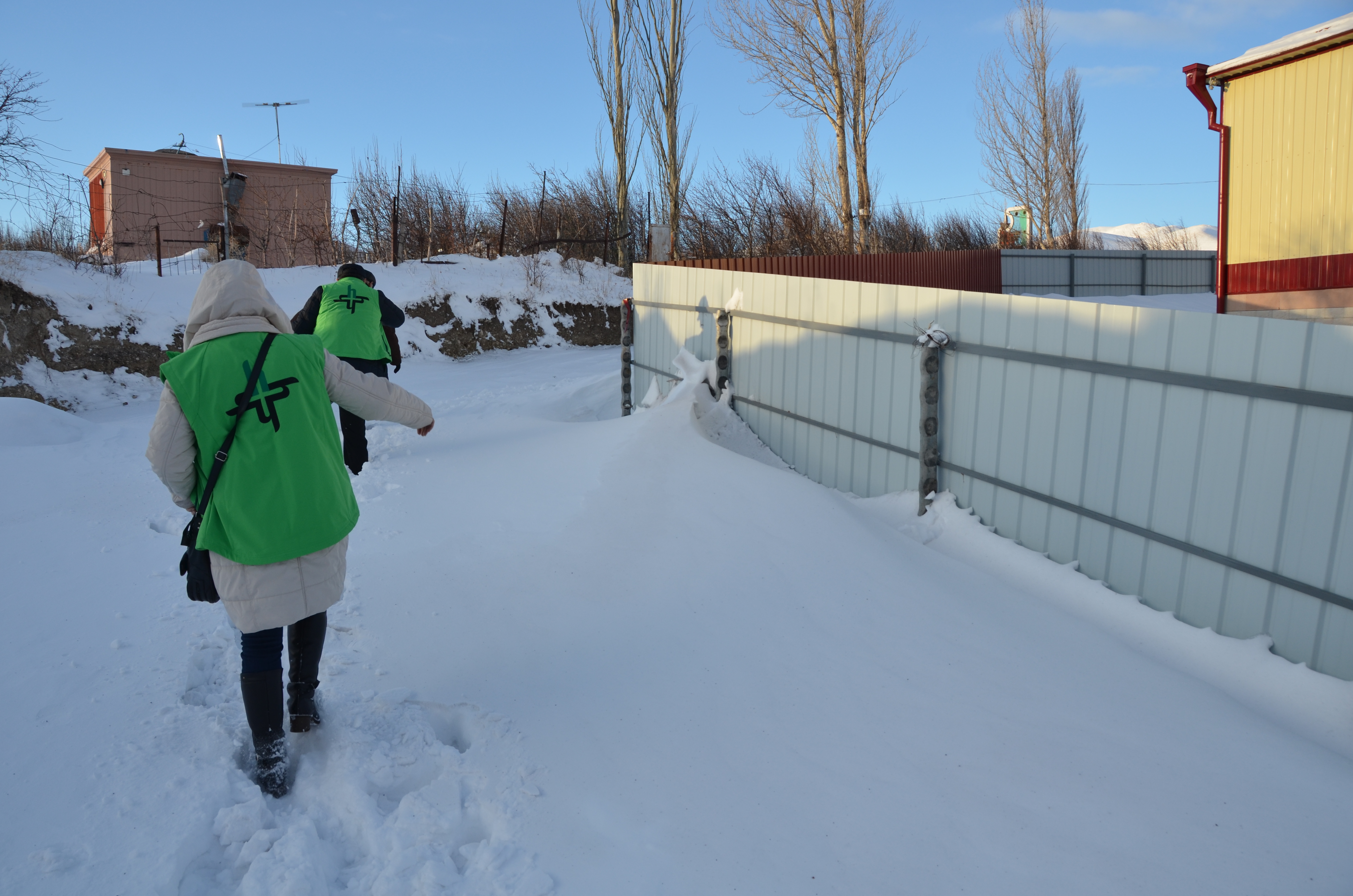 Den Wintereinbruch spüren auch unsere Kollegen vor Ort. Weite Wege durch tiefen Schnee legen sie zurück, um den Dorfbewohnern die ersehnte Hilfe zu bringen.