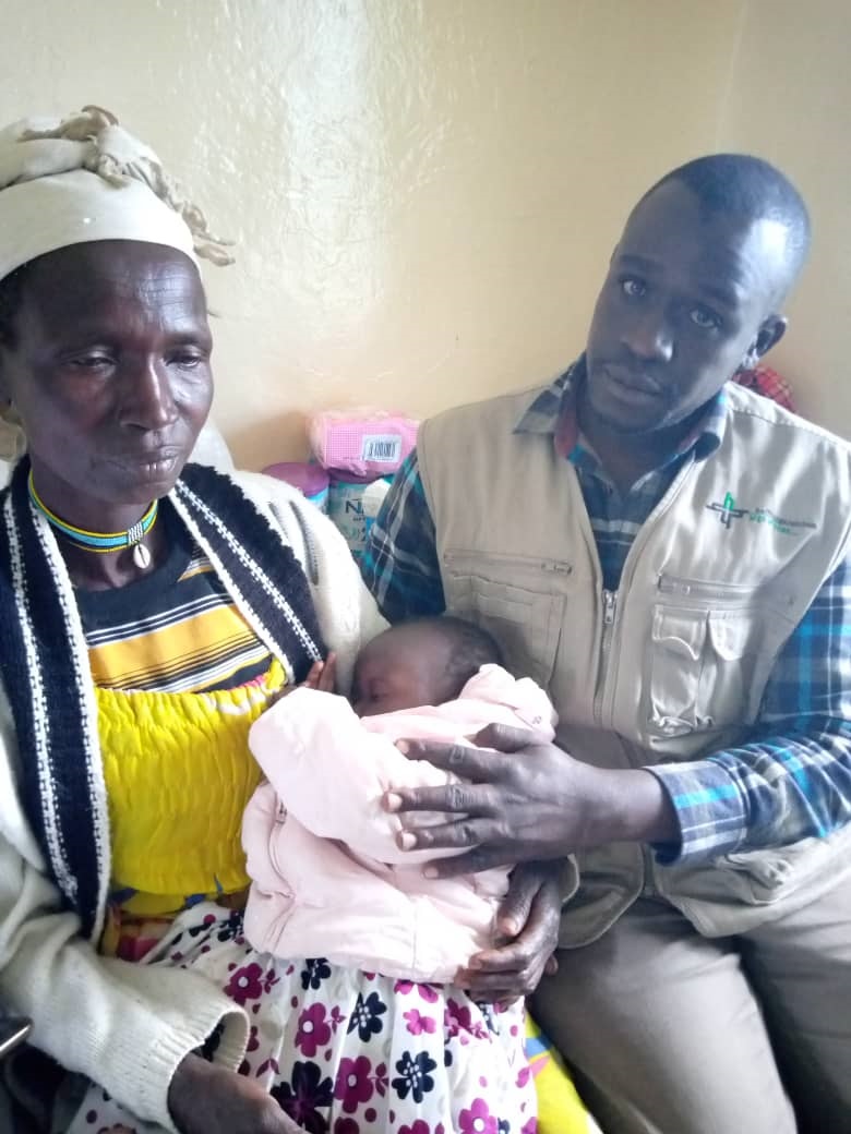 Im Gespräch mit der Großmutter der acht Monate alten Lucy Chepchumba erfährt unser Helfer vom Schicksal des Mädchens: mit ihrer Mutter wurde es vom Wasser mitgerissen. Das Kind überlebte, die Mutter starb in den Fluten.