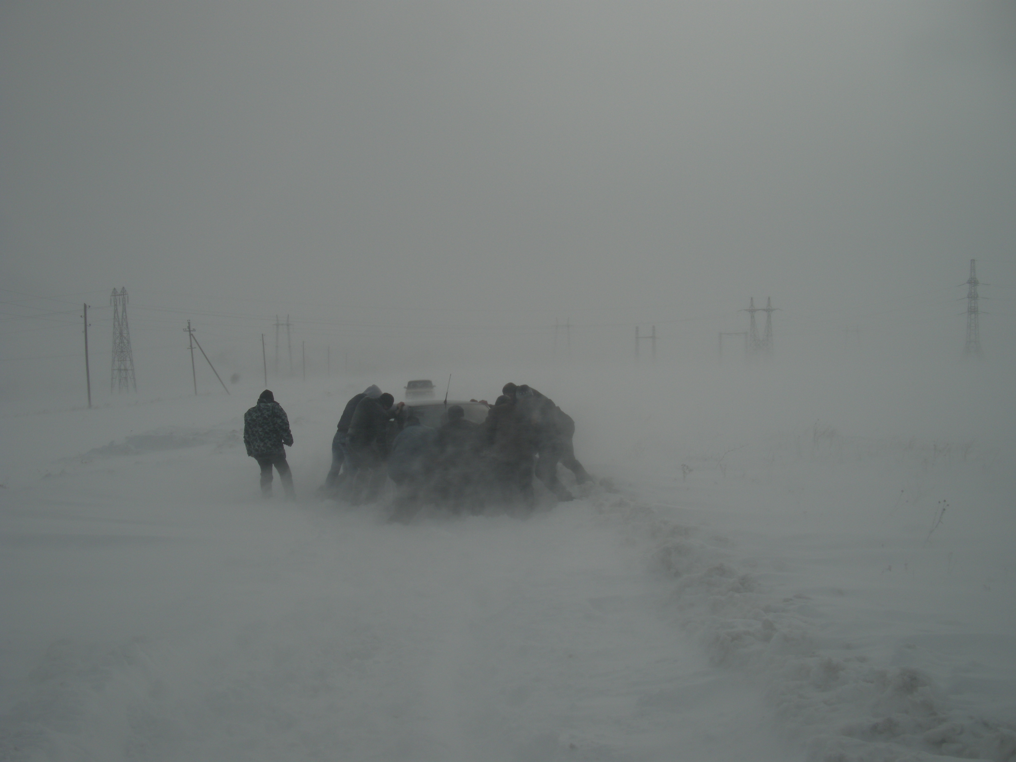 Es schneit so heftig, dass ein Auto unseres Hilfstransportes steckenbleibt.