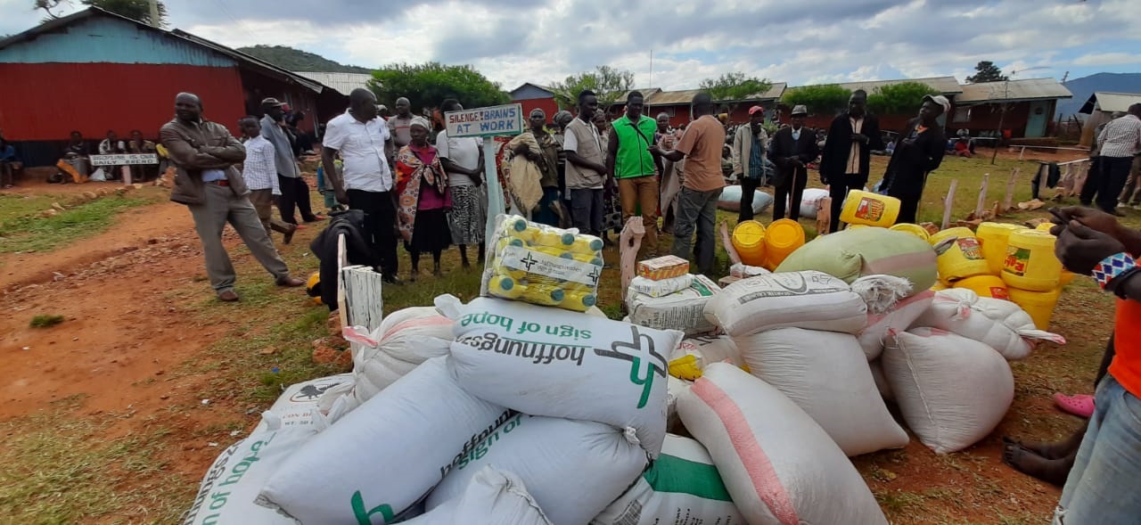 Hoffnungszeichen reagiert mit Hilfsgütern auf die Not der Menschen: Ein Nahrungsmittelpaket versorgt eine Familie für mehrere Wochen mit dem Nötigsten. Auch Hygieneartikel, Medikamente und Decken sind nun wichtig.