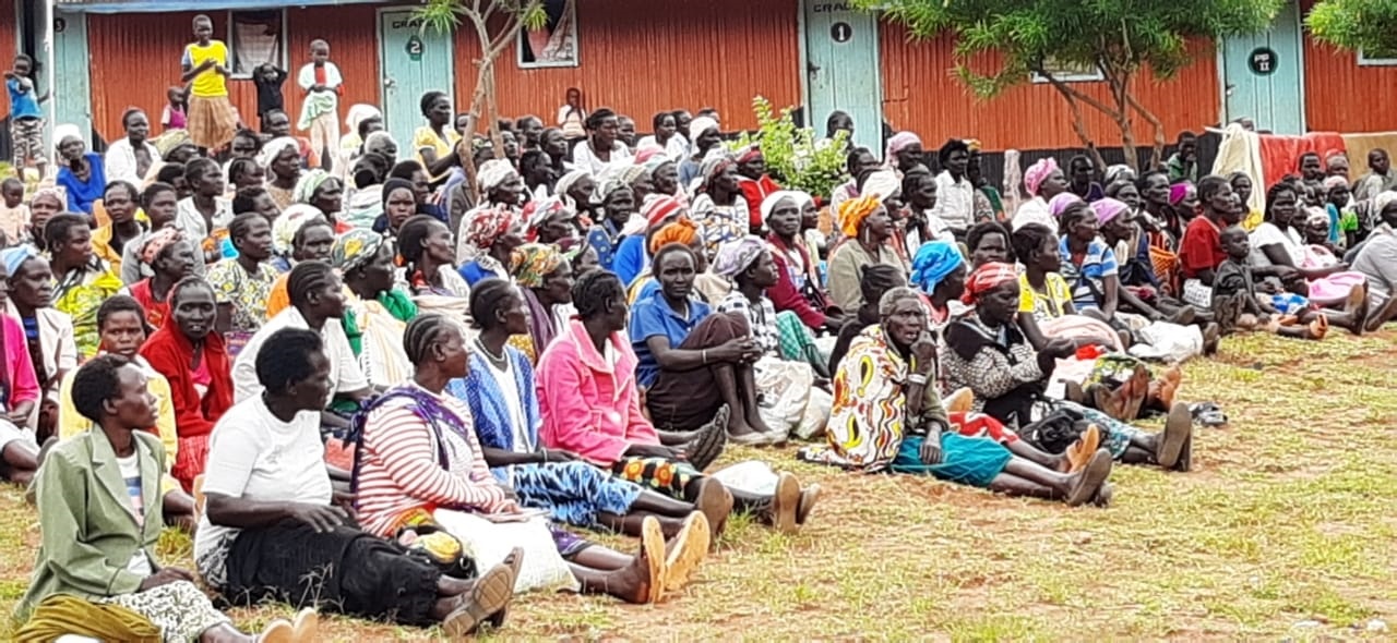 Zahlreiche Menschen im Bezirk West Pokot haben ihr Zuhause sowie ihr Hab und Gut verloren. Hoffnungsvoll warten die Betroffenen auf die Übergabe der Hilfsgüter. Mit Ihrer Spende stehen Sie den Menschen bei!