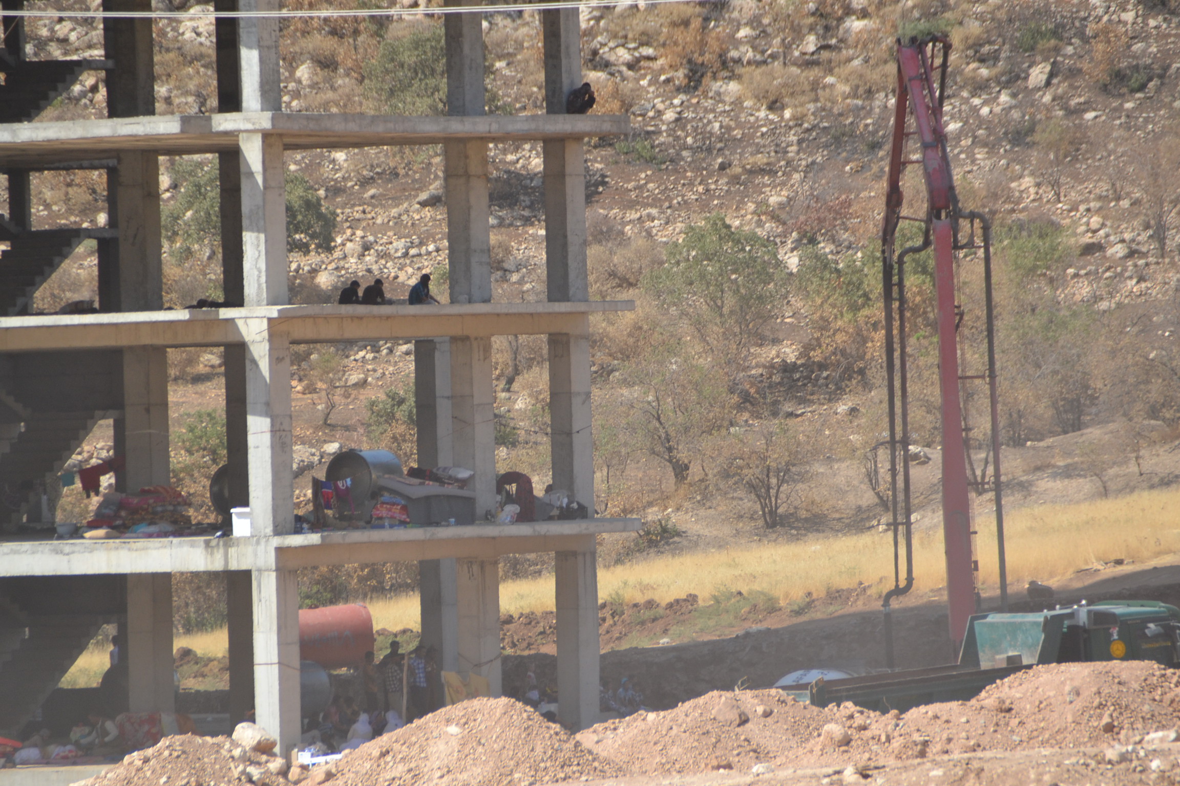 Die Flüchtlinge und Binnenvertriebenen kommen in Flüchtlingslagern, bei Verwandten oder wie auf dem Bild zu sehen provisorisch in Rohbauten unter. Die Lebensbedingungen sind sehr schwer.