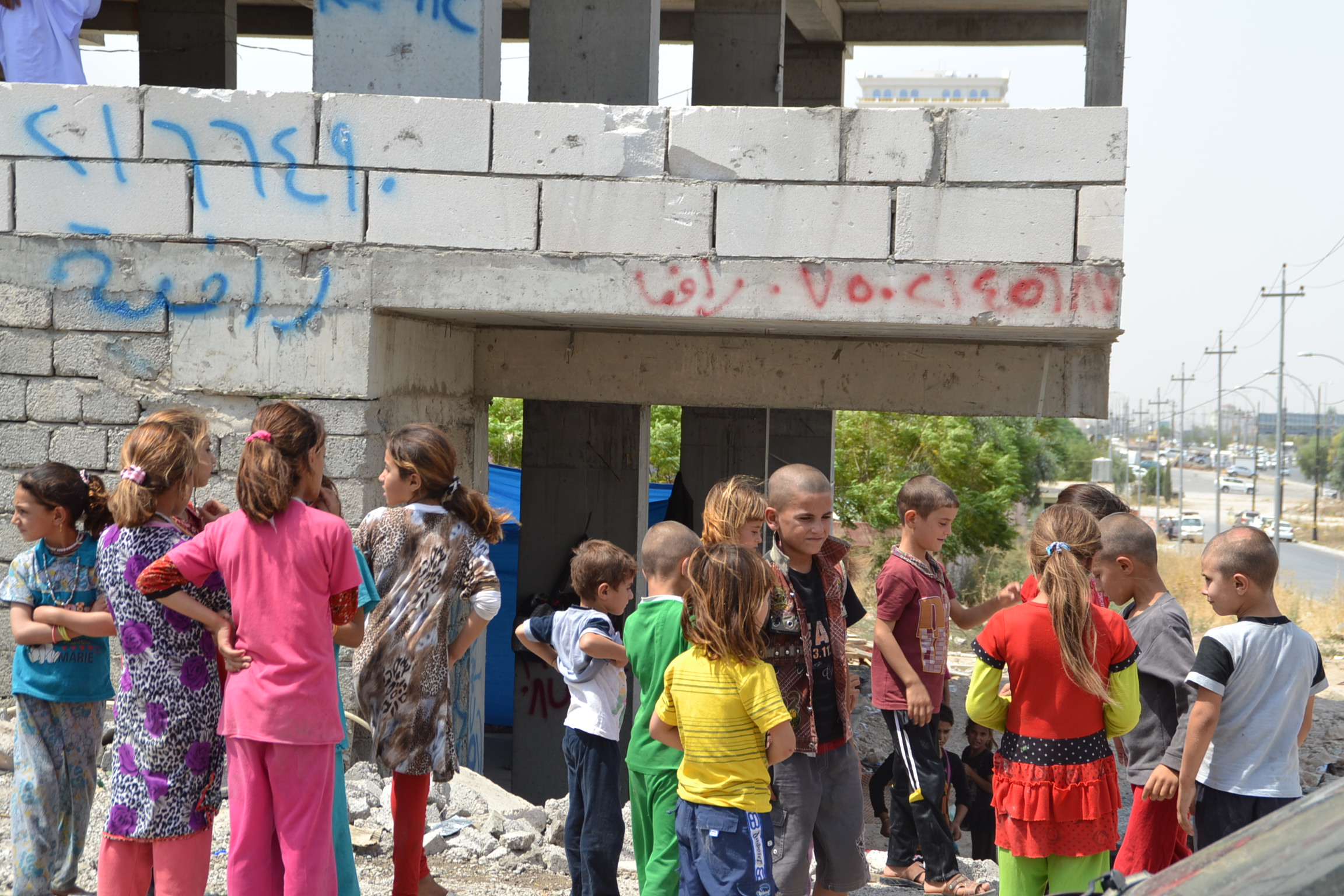 Zusammen mit unserem Partner CAPNI wollen wir Zufl uchtsstätten für Flüchtlingskinder schaffen, in denen sie psychologisch betreut werden. Zusammen mit unserem Partner CAPNI wollen wir Zufl uchtsstätten für Flüchtlingskinder schaffen, in denen sie psychologisch betreut werden.