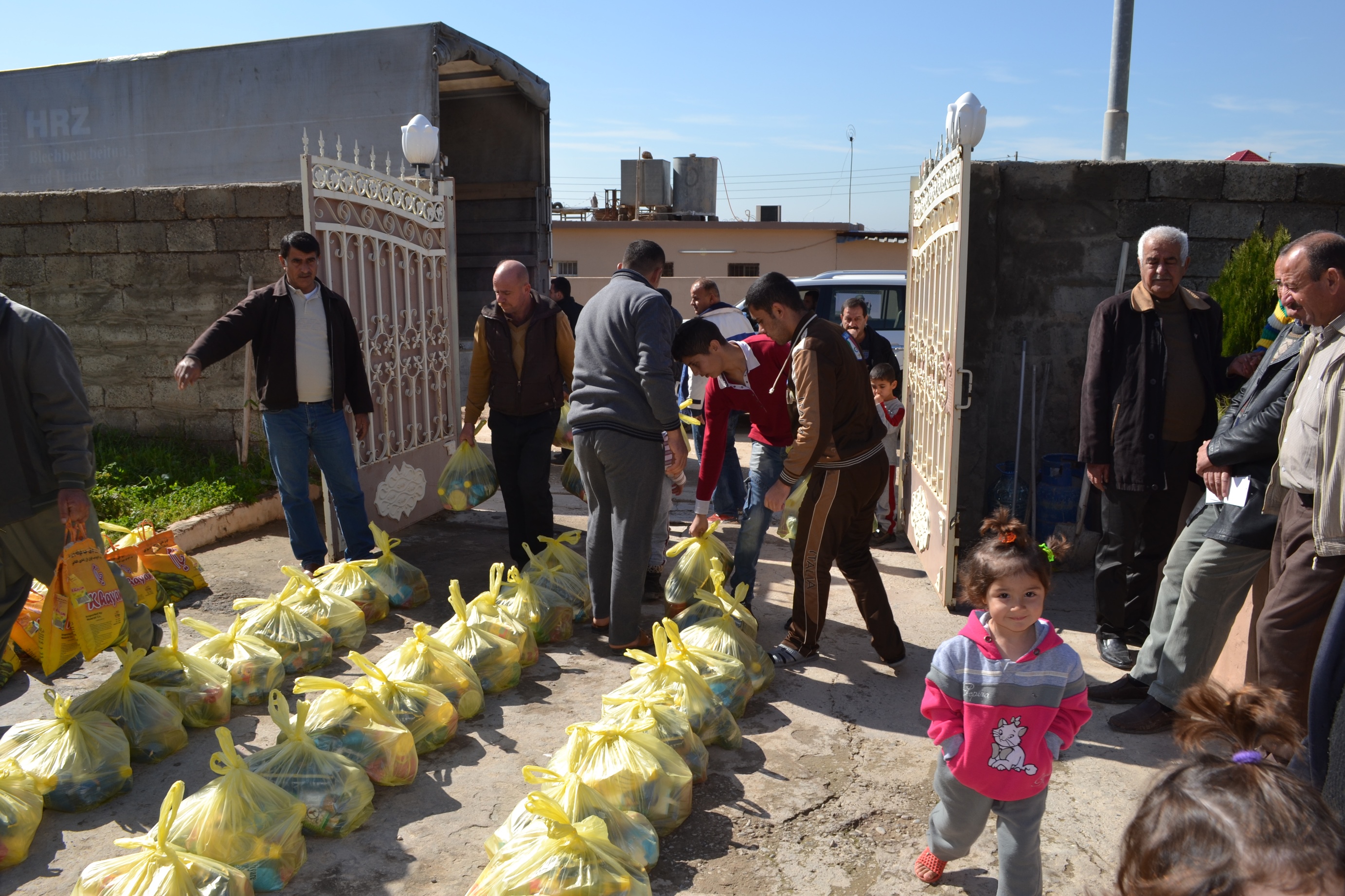 Mit unseren Hilfsaktionen konnten wir seit August 2014 viele Familien erreichen. Die Hilfsgüterverteilungen sind transparent und fair. So geht unser Partner AAS-I auch bei der aktuellen Verteilung vor.