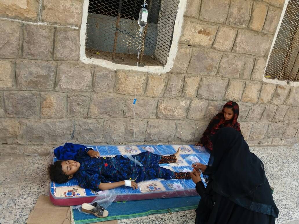 Das noch verbliebene Wasser ist oft verunreinigt und verursacht Krankheiten wie Diphterie und Cholera. Auch dieser Junge ist erkrankt, er bekommt eine Infusion.