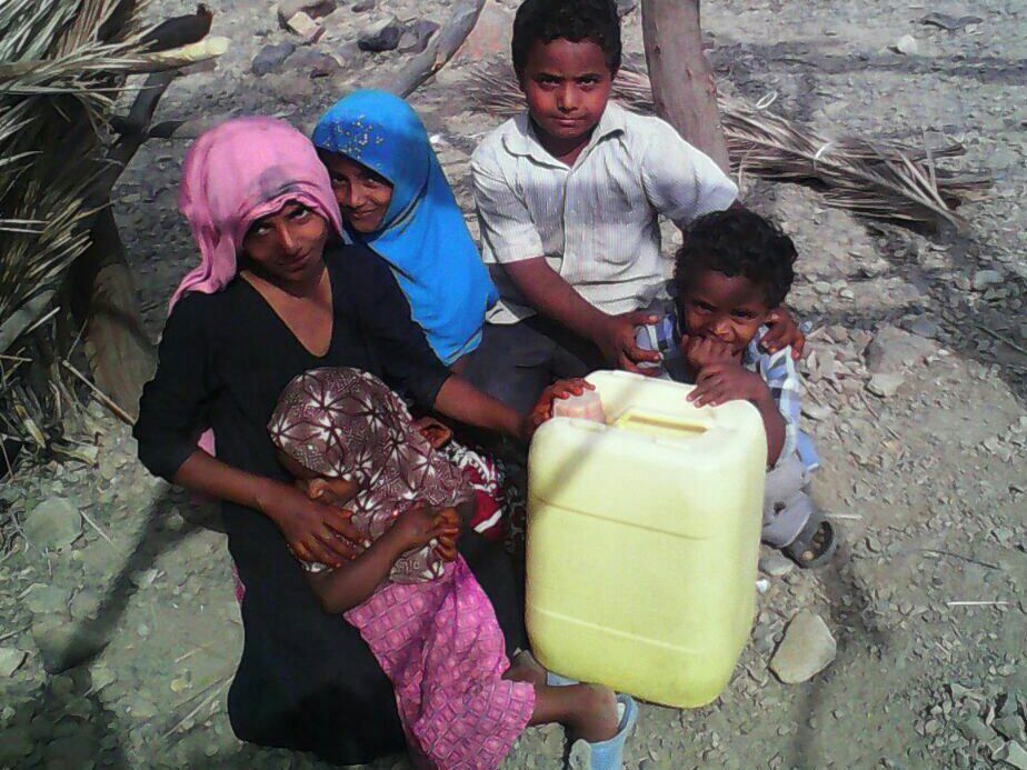 Die Menschen leiden an Durst und unter vermeidbaren Krankheiten. Hoffnungszeichen möchte sauberes Trinkwasser und Hygieneartikel überbringen.