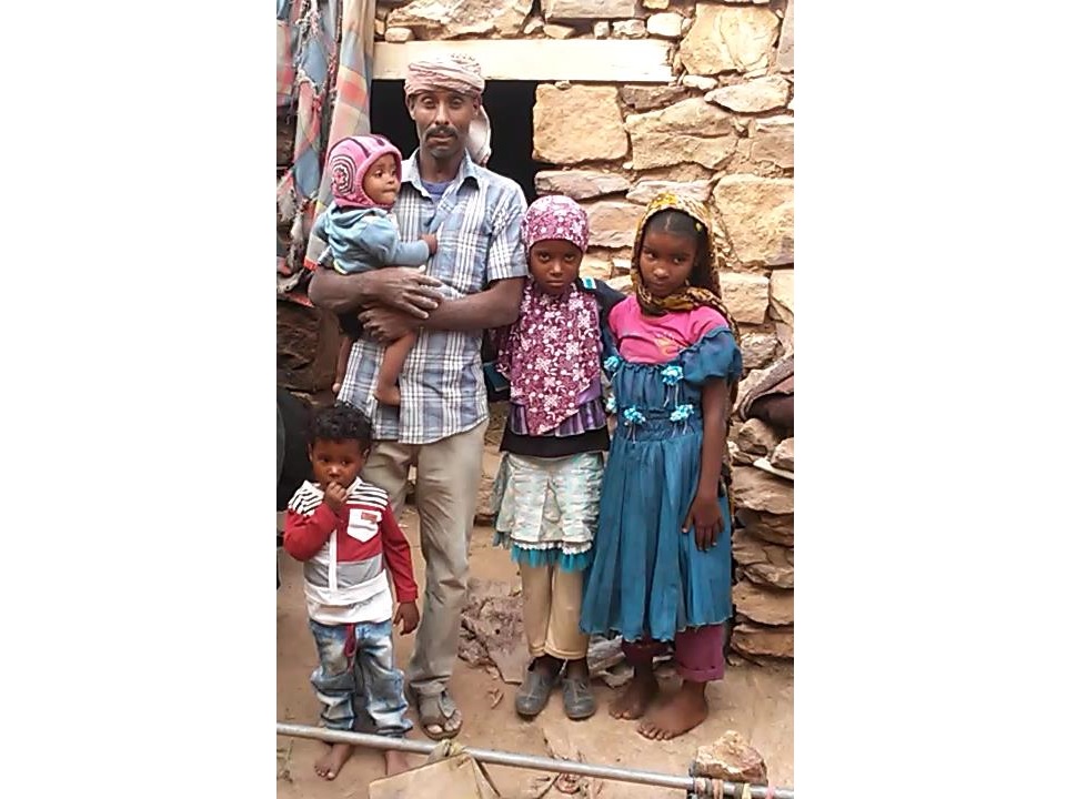 Mabruk (39) rettete seine Familie aus ihrem einstürzenden Haus. Dabei verlor er fast sein Leben. Jetzt ist die Familie obdachlos. Dank der Lebensmittelhilfe ist eine große Sorge von ihnen genommen. Mabruk (39) rettete seine Familie aus ihrem einstürzenden Haus. Dabei verlor er fast sein Leben. Jetzt ist die Familie obdachlos. Dank der Lebensmittelhilfe ist eine große Sorge von ihnen genommen.