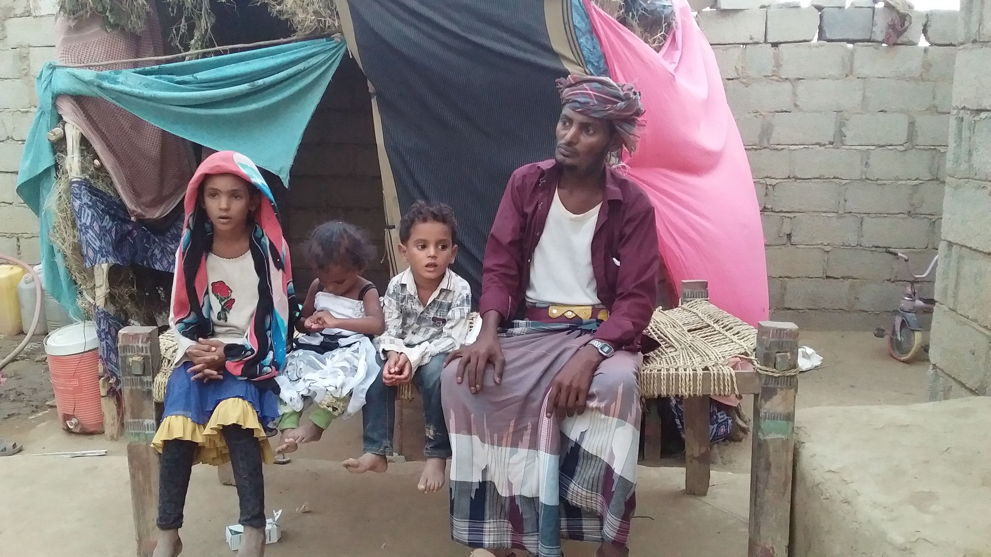 Muqbill (30) musste mit seiner Familie vor Kämpfen in eine andere Region fliehen. Er ist an Krebs erkrankt und braucht Medikamente und medizinische Behandlung. Auch seine Familie erhält Gutscheine für Nahrungsmittel. Muqbill (30) musste mit seiner Familie vor Kämpfen in eine andere Region fliehen. Er ist an Krebs erkrankt und braucht Medikamente und medizinische Behandlung. Auch seine Familie erhält Gutscheine für Nahrungsmittel.