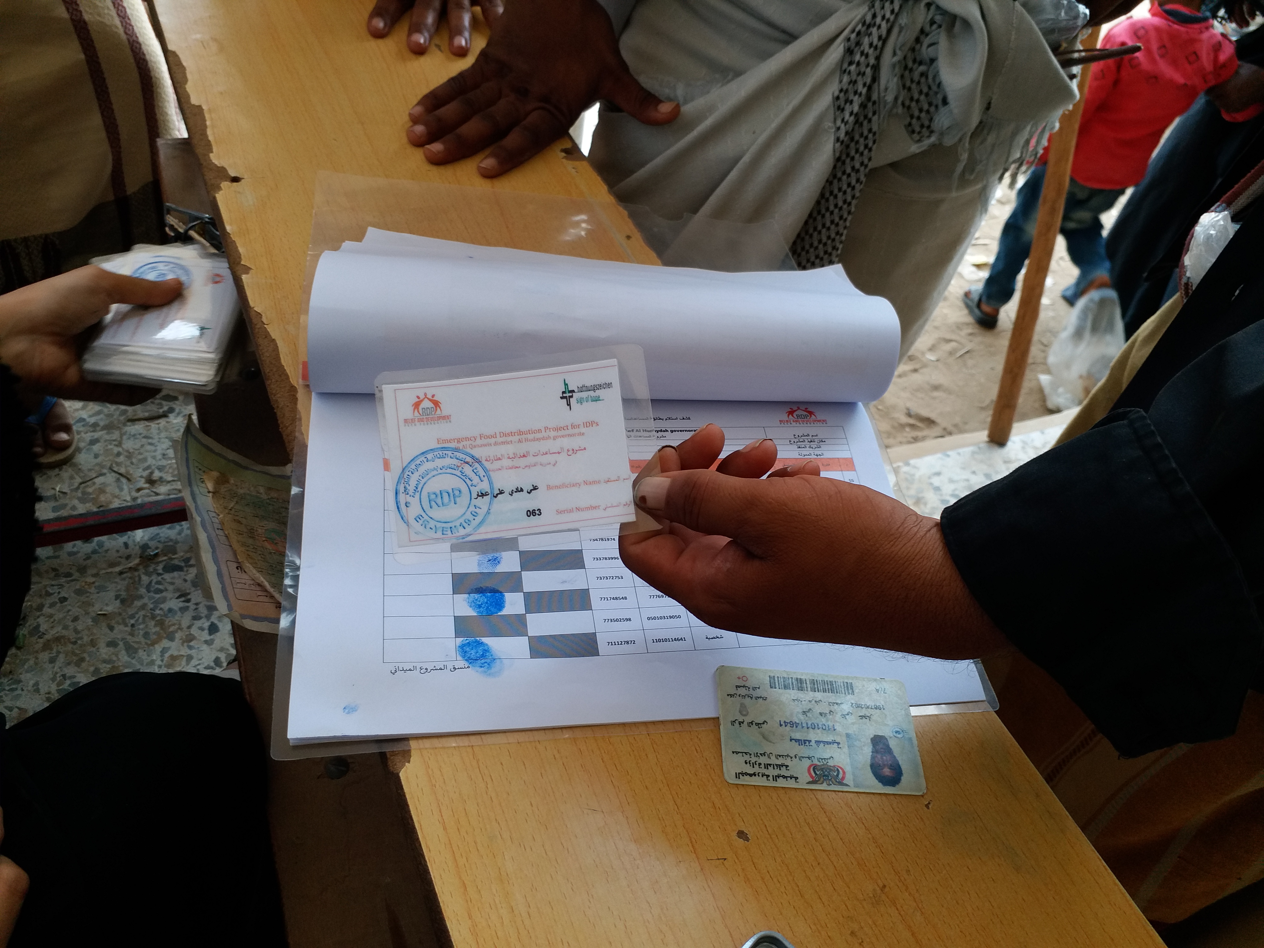Unser Partner vor Ort registriert die Hilfeempfänger sorgfältig. Bei der Verteilung wird mit Ausweis und Fingerabdruck dokumentiert, wer seine Gutscheine erhalten hat. Unser Partner vor Ort registriert die Hilfeempfänger sorgfältig. Bei der Verteilung wird mit Ausweis und Fingerabdruck dokumentiert, wer seine Gutscheine erhalten hat.