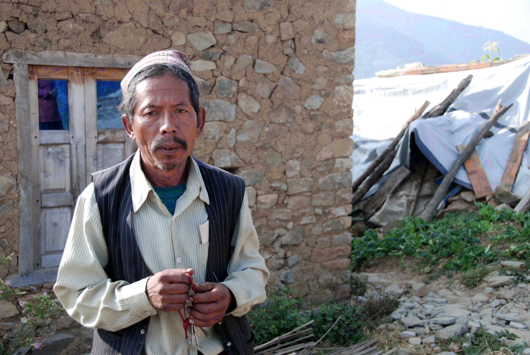 Aite Singh Bholan lebt nun mit seiner Frau unter einer Zeltplane, da sein Haus seit dem Beben unbewohnbar ist.