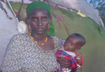 Dabo Budha und ihre vier Monate alte Tochter Adho leben in der Gemeinde Dukana im Norden Kenias unter ärmlichen Bedingungen.