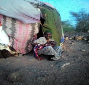 Die junge Mutter ist glücklich über ihre bescheidene Hütte. Mit etwas Hilfe der Nachbarn baute sie ihr neues Zuhause selbst.