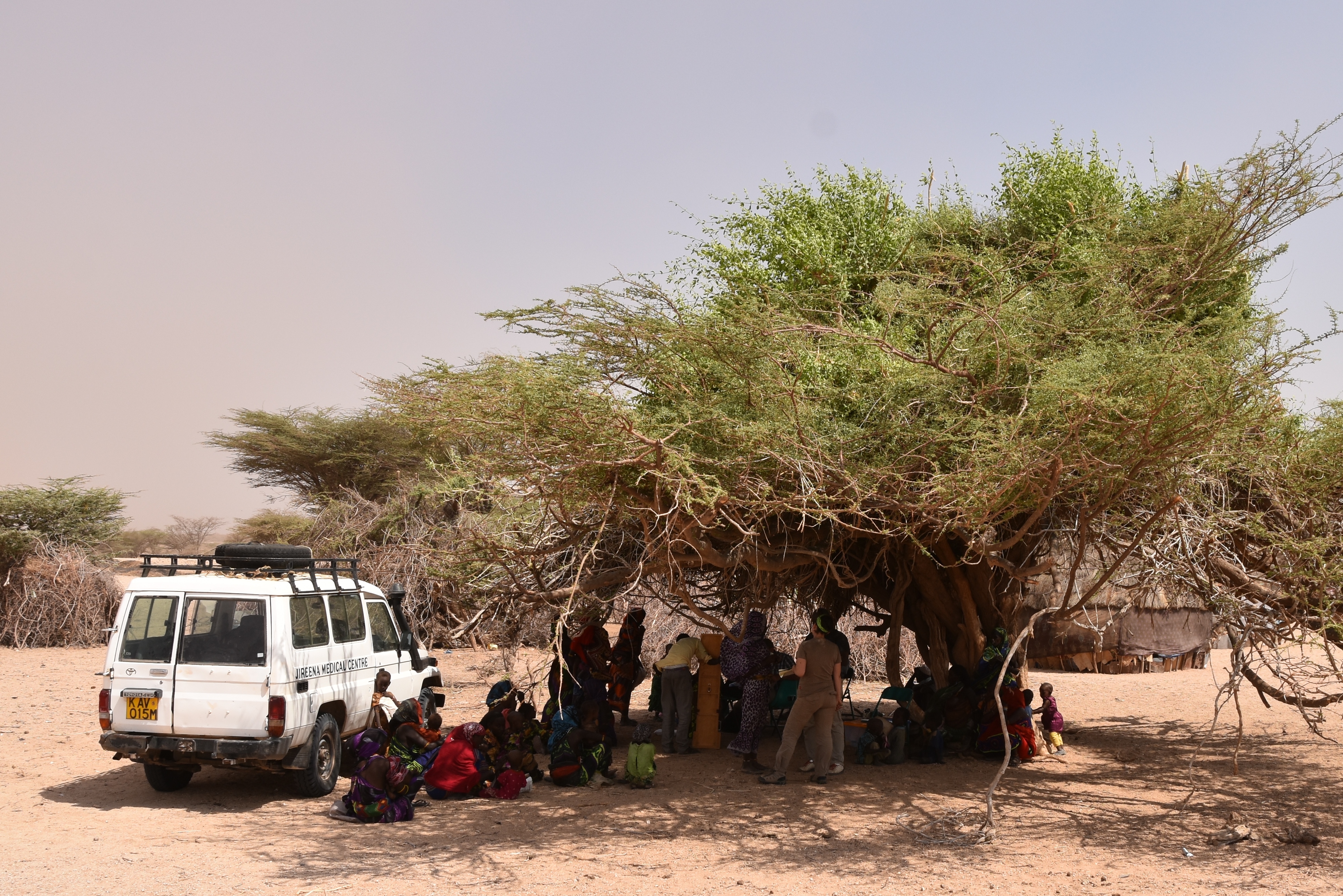 Um ihr und weiteren Hirten-Familien in der Wüste Kenias zu helfen, fährt eine mobile Klinik zu den Gemeinschaften, um sie zu behandeln und ihnen zu zeigen, dass sie nicht alleine gelassen werden. Um ihr und weiteren Hirten-Familien in der Wüste Kenias zu helfen, fährt eine mobile Klinik zu den Gemeinschaften, um sie zu behandeln und ihnen zu zeigen, dass sie nicht alleine gelassen werden.