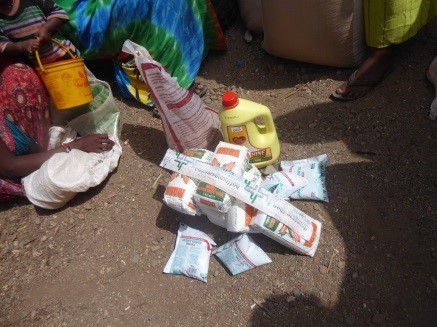 Eine Nahrungsmittelration mit Maismehl, Bohnen, Öl und Milch versorgt eine Familie bis zu zwei Wochen mit dem Notwendigsten.