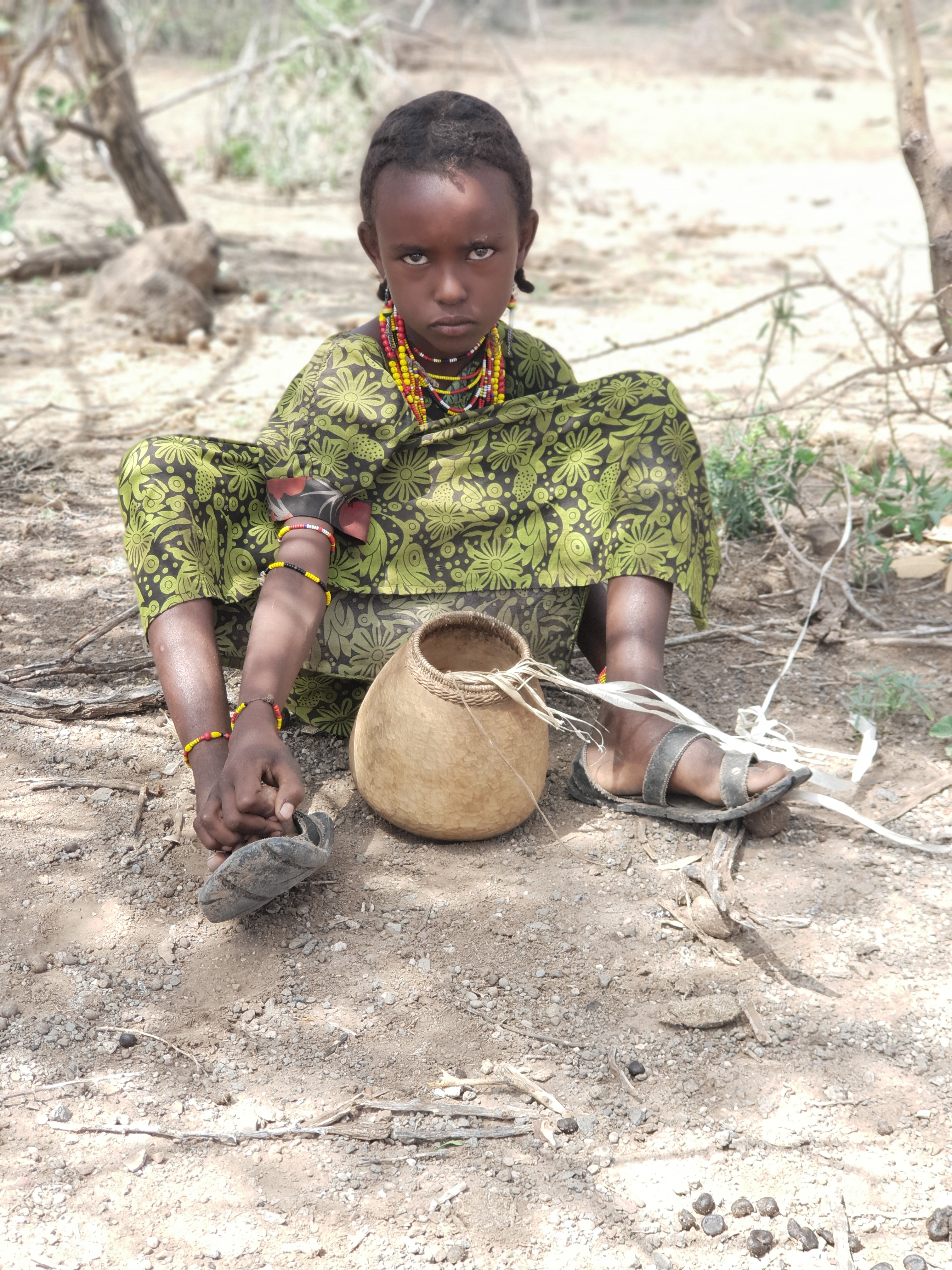 Um die 15 km legen Frauen und Mädchen rund um die Gemeinde Dukana zur nächsten Wasserstelle zurück. Durch die einseitige tierische Nahrung ist Mangelernährung unter den Bewohnern weit verbreitet.