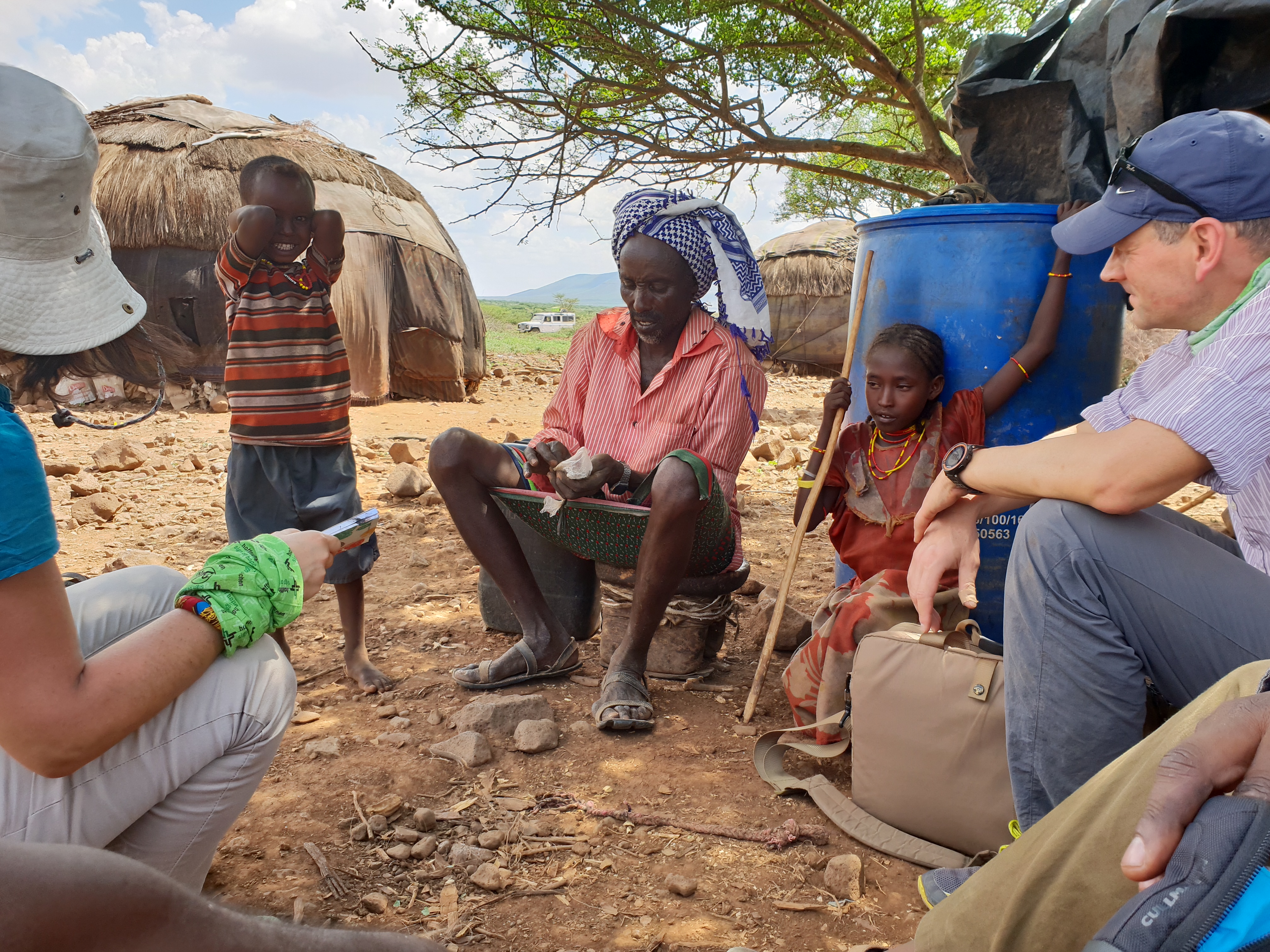 Die Nomadenfamilien leben in abbaubaren und transportablen Hütten aus Stöcken, Stofffetzen und Tierhäuten. Klaus Stieglitz (r.), Zweiter Vorstand von Hoffnungszeichen, machte sich vor Ort ein Bild der Lage.