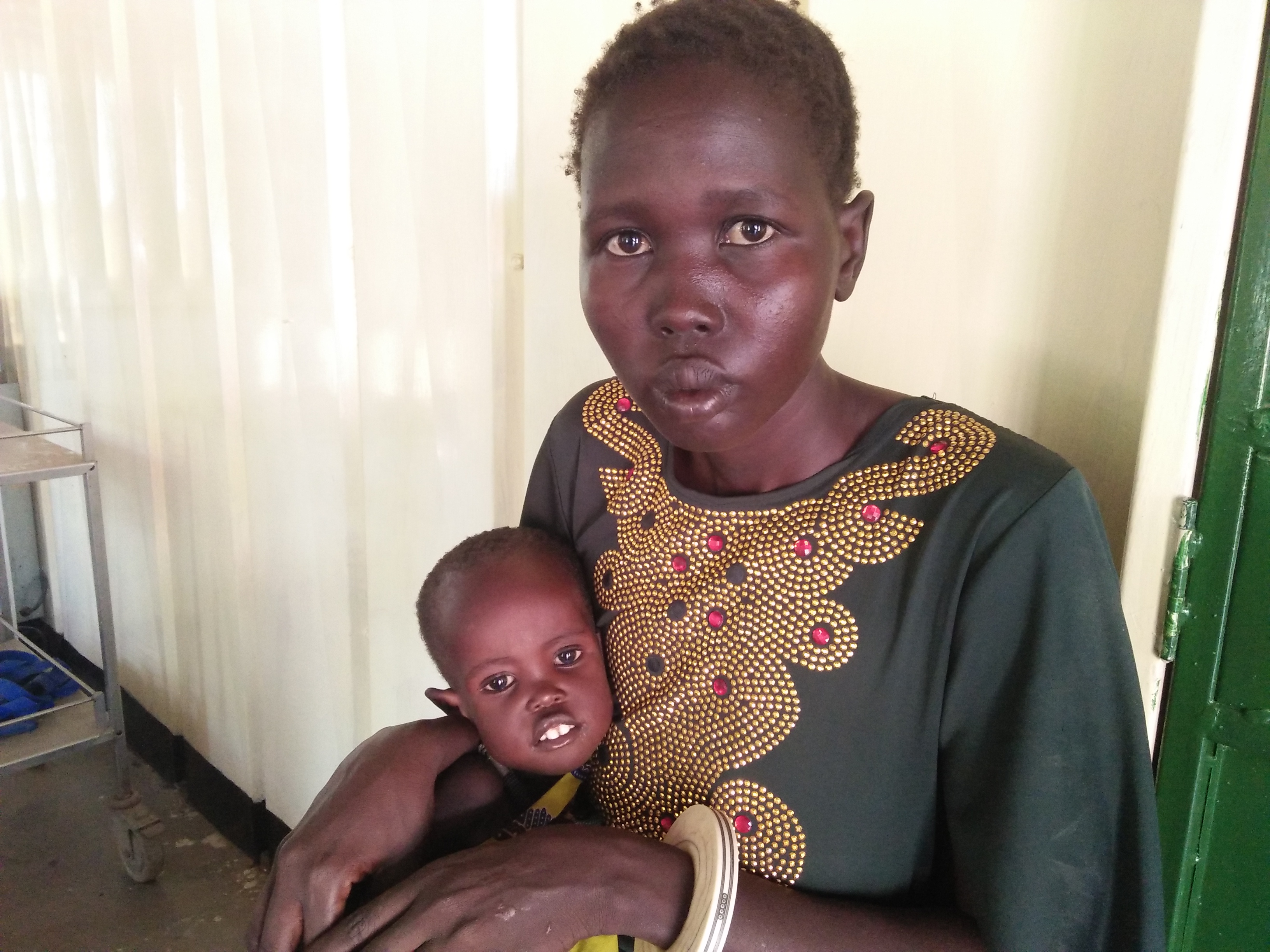 Nyibol Manyang ist müde und kraftlos. Die Zweijährige ist an Malaria erkrankt und braucht dringend Hilfe. Ihre Mutter brachte das Mädchen in die Krankenstation der Diözese Rumbek.