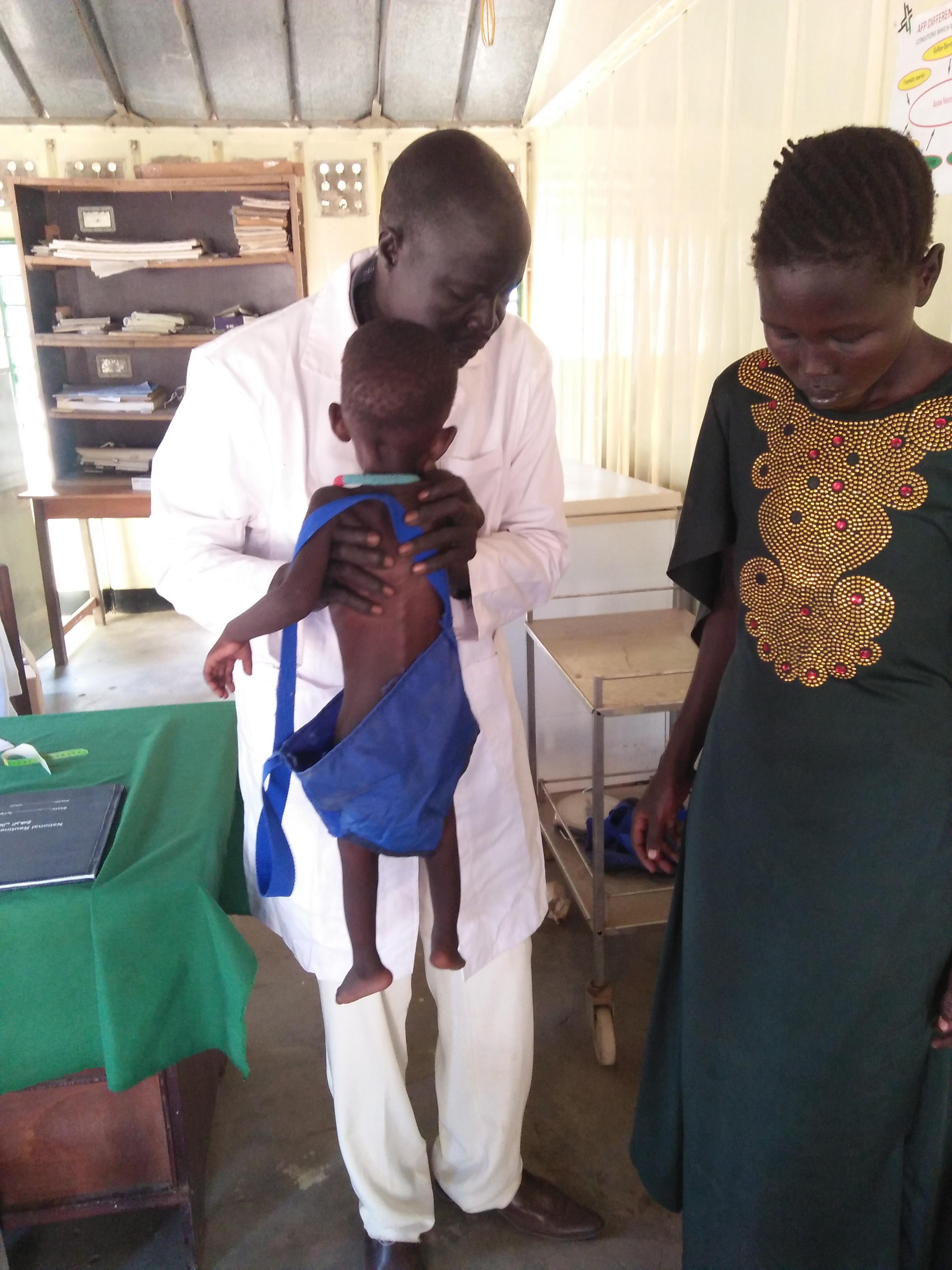 In der Klinik wird Nyibol vom medizinischen Personal untersucht. Hier wird sichtbar, wie abgemagert der Körper des Mädchens ist.