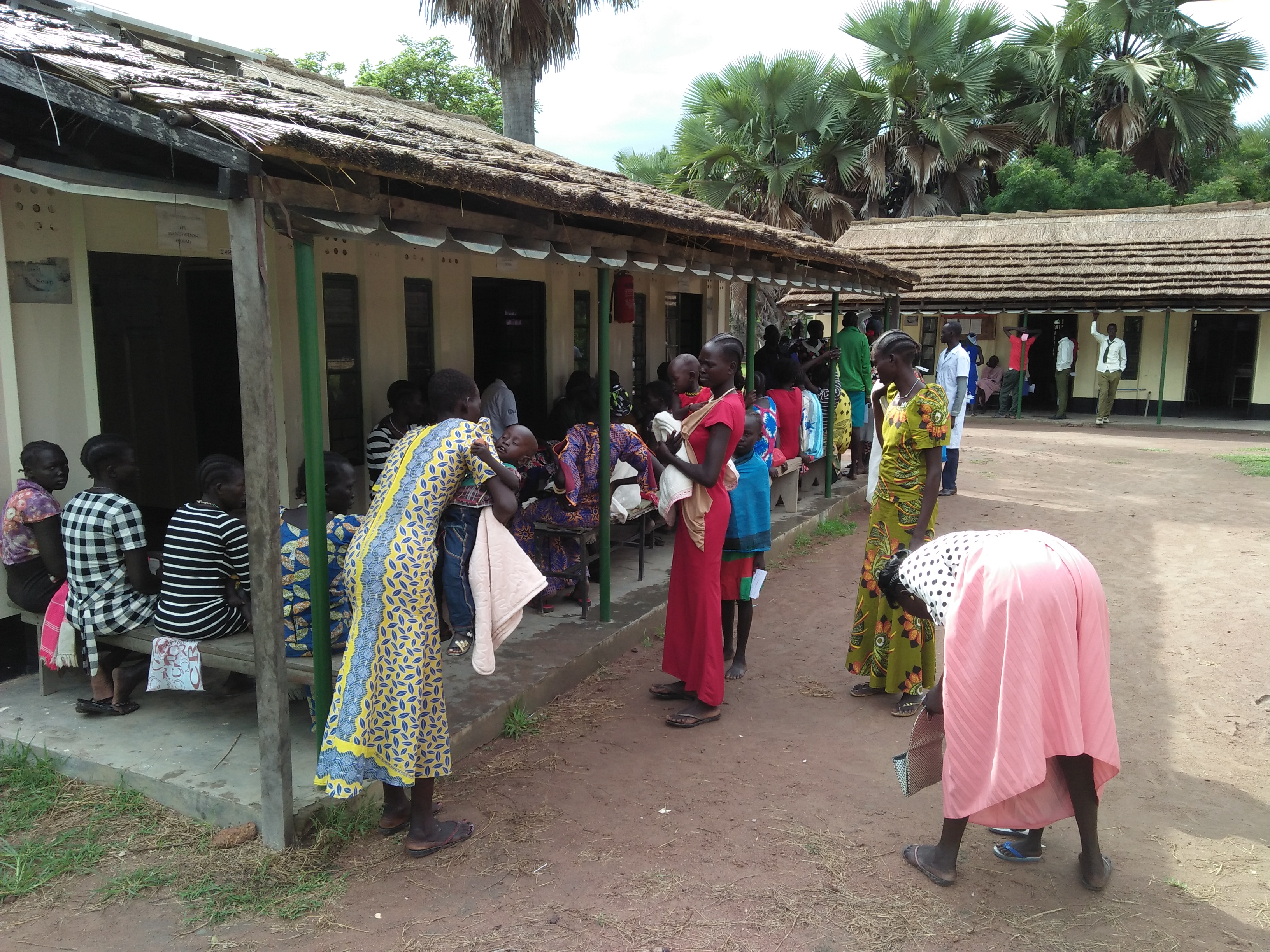 Lange Warteschlangen bilden sich auf dem Klinikgelände. Viele Mütter suchen in der Hoffnung auf Hilfe für ihre erkrankten und mangelernährten Kinder die Krankenstation in Rumbek auf.