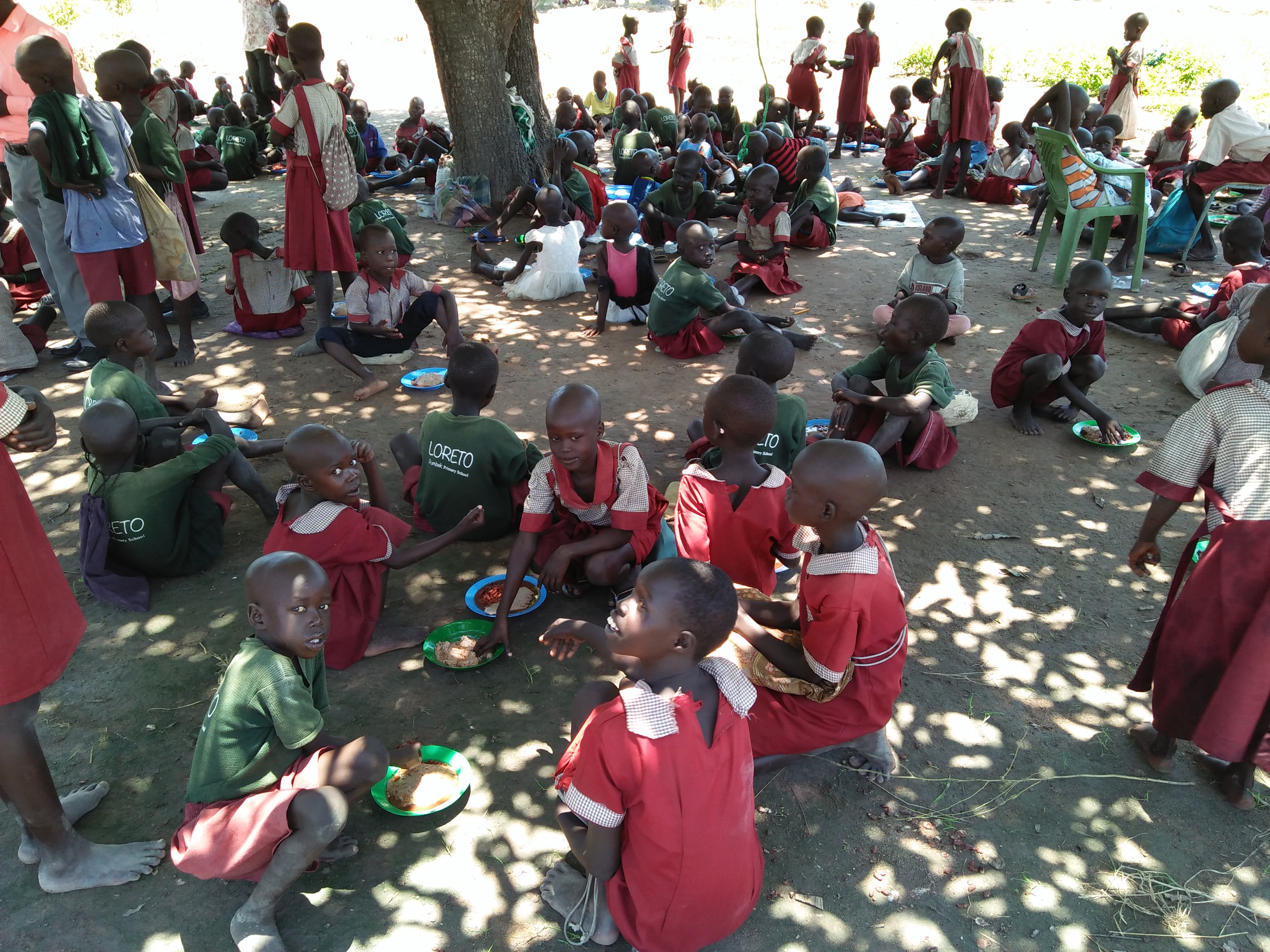 Die Mahlzeiten sind für viele der über 1.000 Grundschüler ein wichtiger Grund, die Loreto-Schule in Maker Kuei zu besuchen. Viele der Kinder erhalten zu Hause nicht ausreichend zu essen.