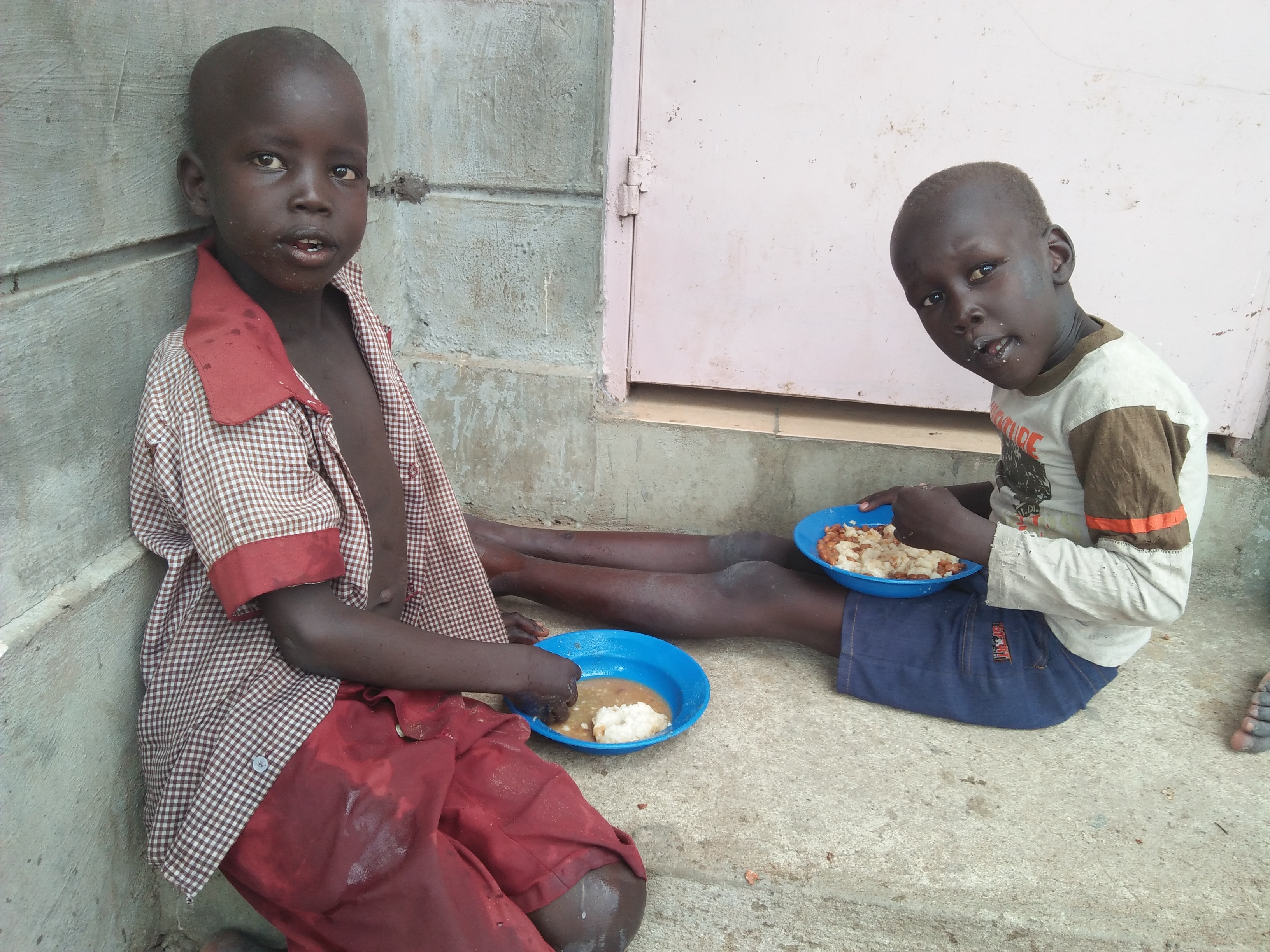 Morgens und mittags gibt es für alle Schüler nahrhafte Getreide- und Gemüsegerichte. Auch mangelernährte Kleinkinder und bedürftige Anwohner können immer besser versorgt werden. Morgens und mittags gibt es für alle Schüler nahrhafte Getreide- und Gemüsegerichte. Auch mangelernährte Kleinkinder und bedürftige Anwohner können immer besser versorgt werden.