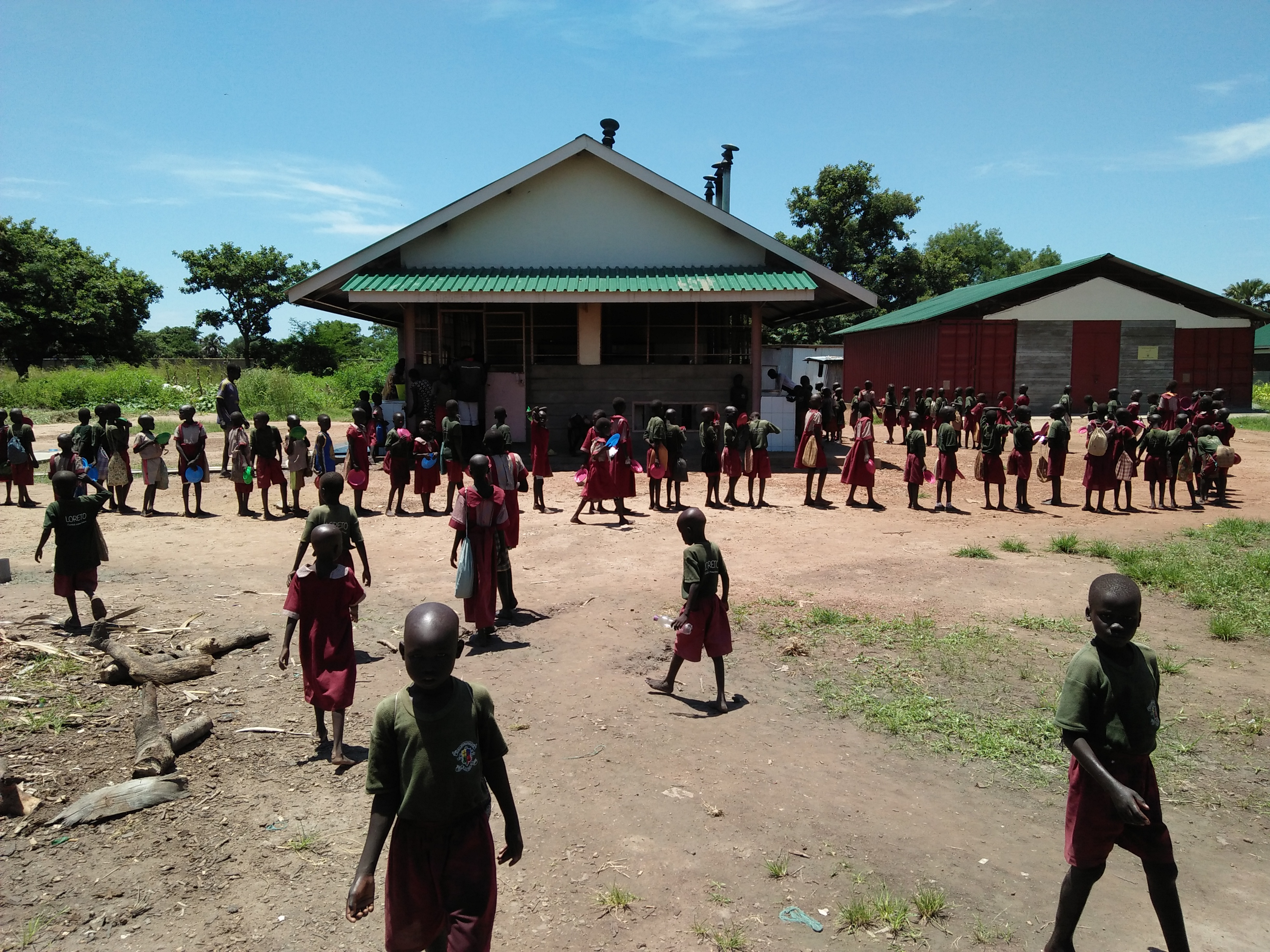 Durch den Bau von Gebäuden konnten in den vergangenen Jahren sowohl der Schulbetrieb als auch die Gesundheitsversorgung in Maker Kuei ausgeweitet werden.
