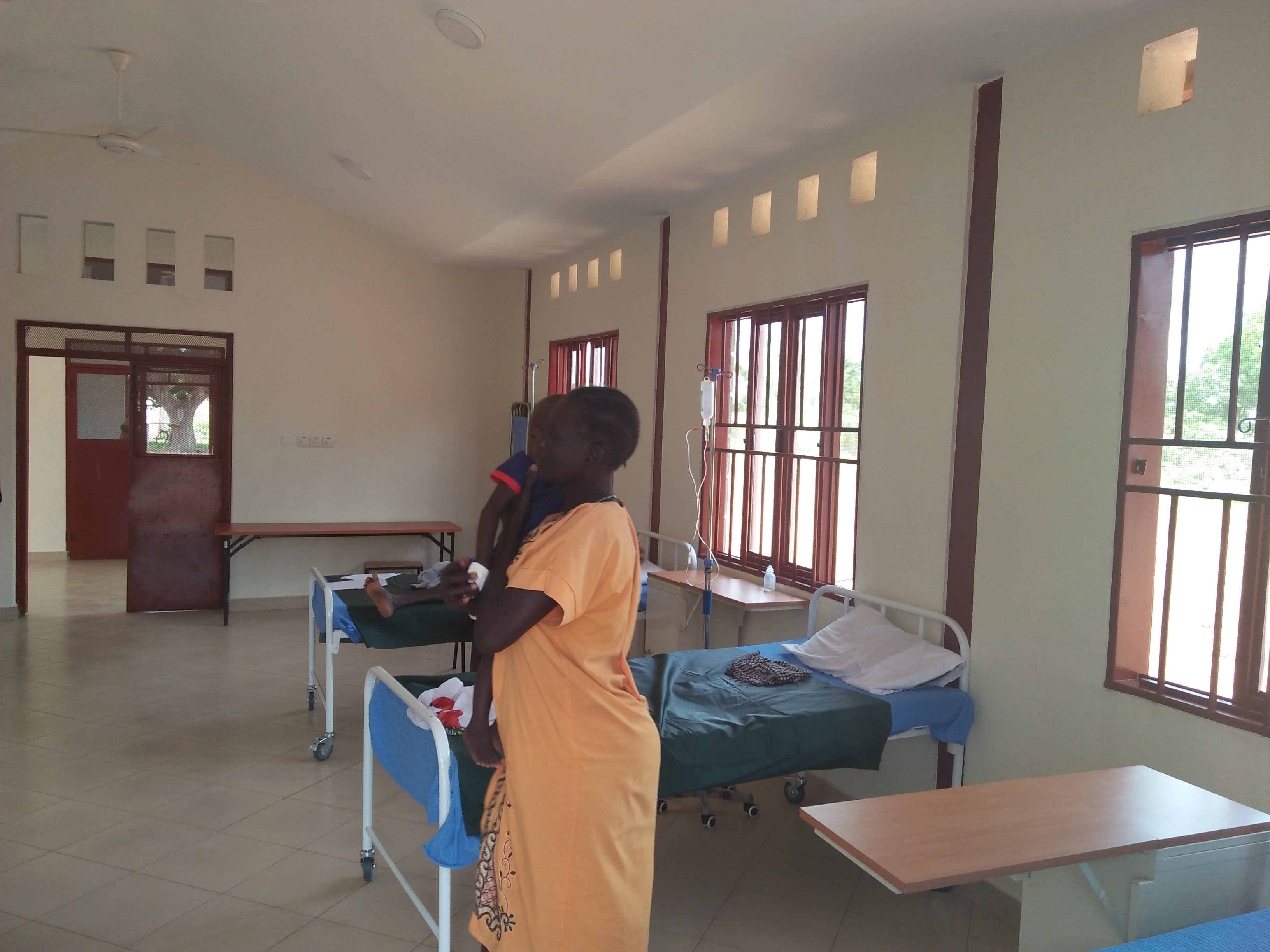 Neben den Schülern profitiert so auch die Bevölkerung von der Arbeit der Loreto-Schwestern – Mary Akoi etwa, die mit ihrem dreijährigen mangelernährten Sohn die neue Klinik aufgesucht hat.