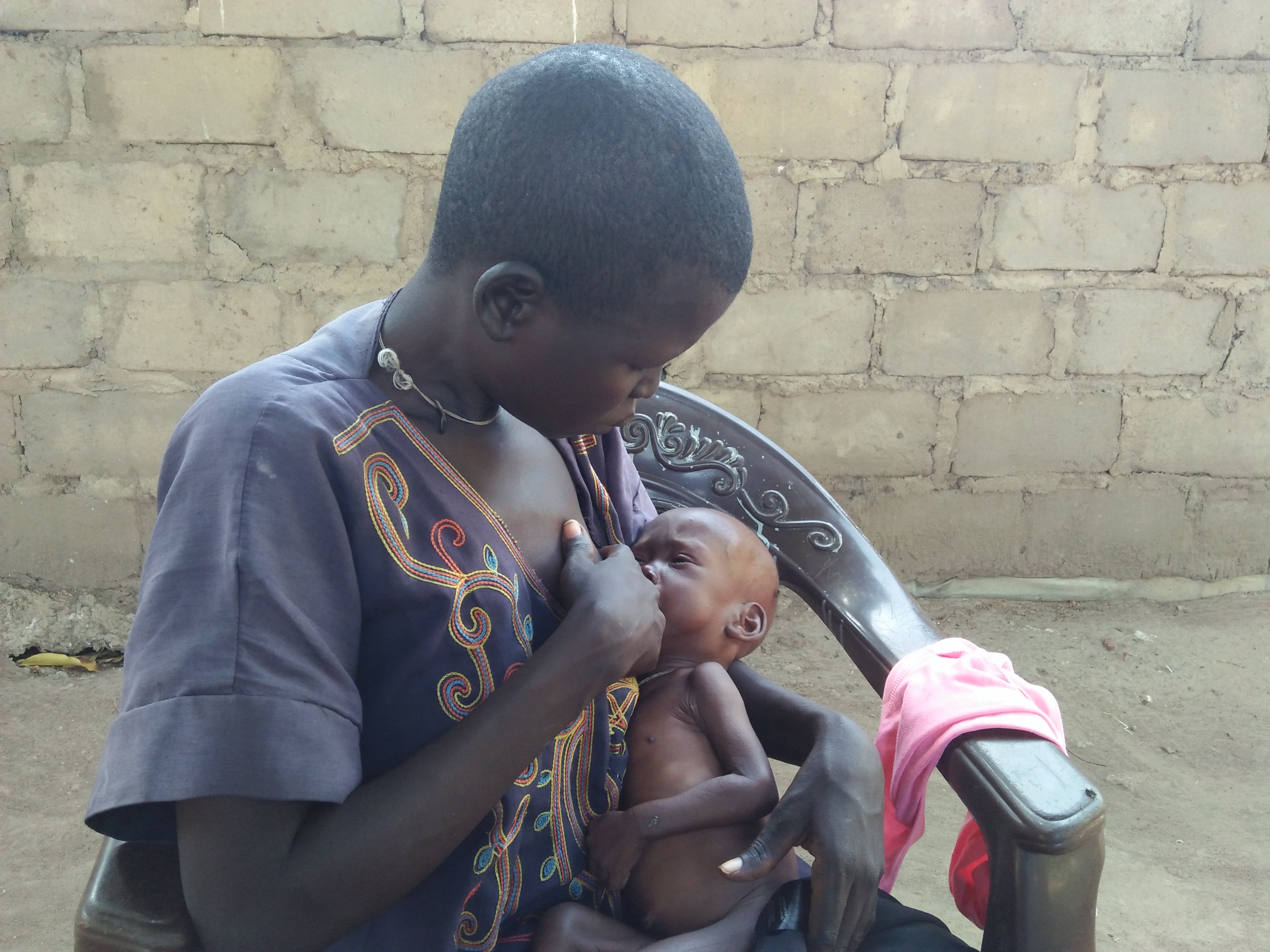 Nyibol Marial versucht, ihre stark mangelernährte kleine Tochter Akol zu stillen. Doch das Kind ist zu schwach, und die Mutter ist selbst mangelernährt.