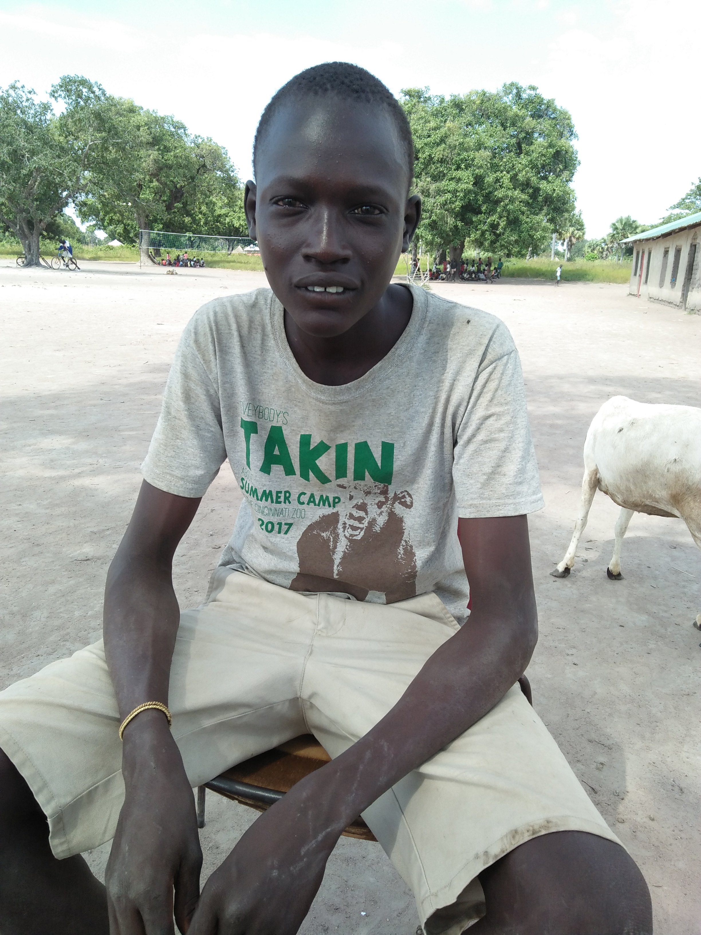Will der Not und dem Hunger entkommen: Gabriel Deng Makhoi (11) möchte einen Schulabschluss machen, um für sich und seine Familie ein besseres Leben zu erreichen. Will der Not und dem Hunger entkommen: Gabriel Deng Makhoi (11) möchte einen Schulabschluss machen, um für sich und seine Familie ein besseres Leben zu erreichen.