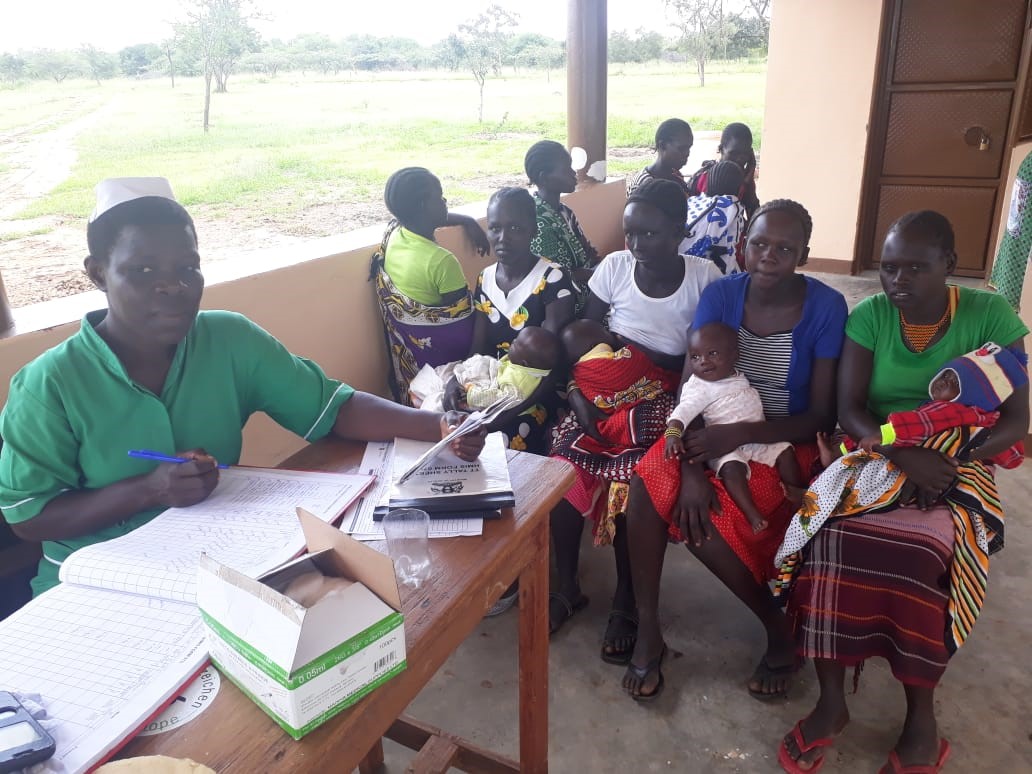 Zweimal pro Woche behandelt unser Team schon jetzt bis zu 300 Patienten am Tag. Vor allem Kinder und Schwangere leiden unter der bisher schlechten Versorgung und brauchen dringend unsere Hilfe.