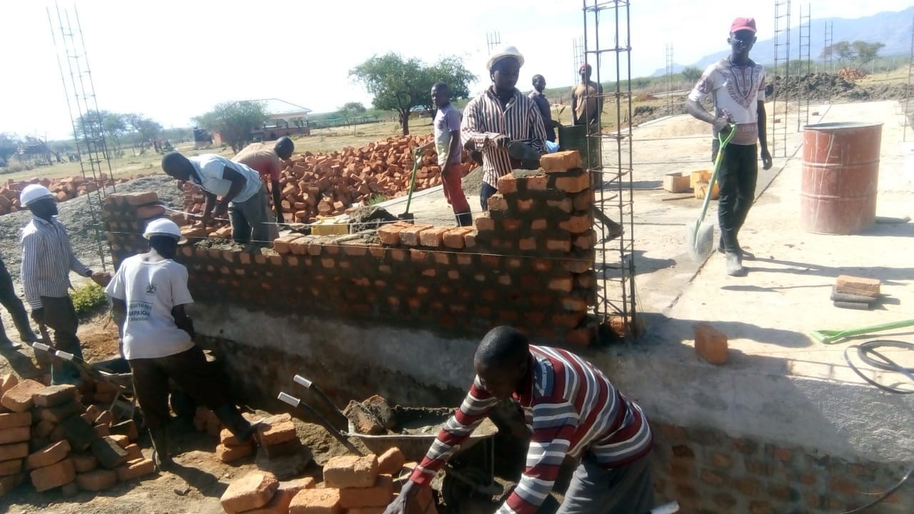 Das Fundament für das zentrale Behandlungsgebäude steht und die Ziegelwände wachsen jeden Tag. Erst wenn es errichtet ist, können Frauen im dortigen Kreißsaal medizinisch begleitet gebären.