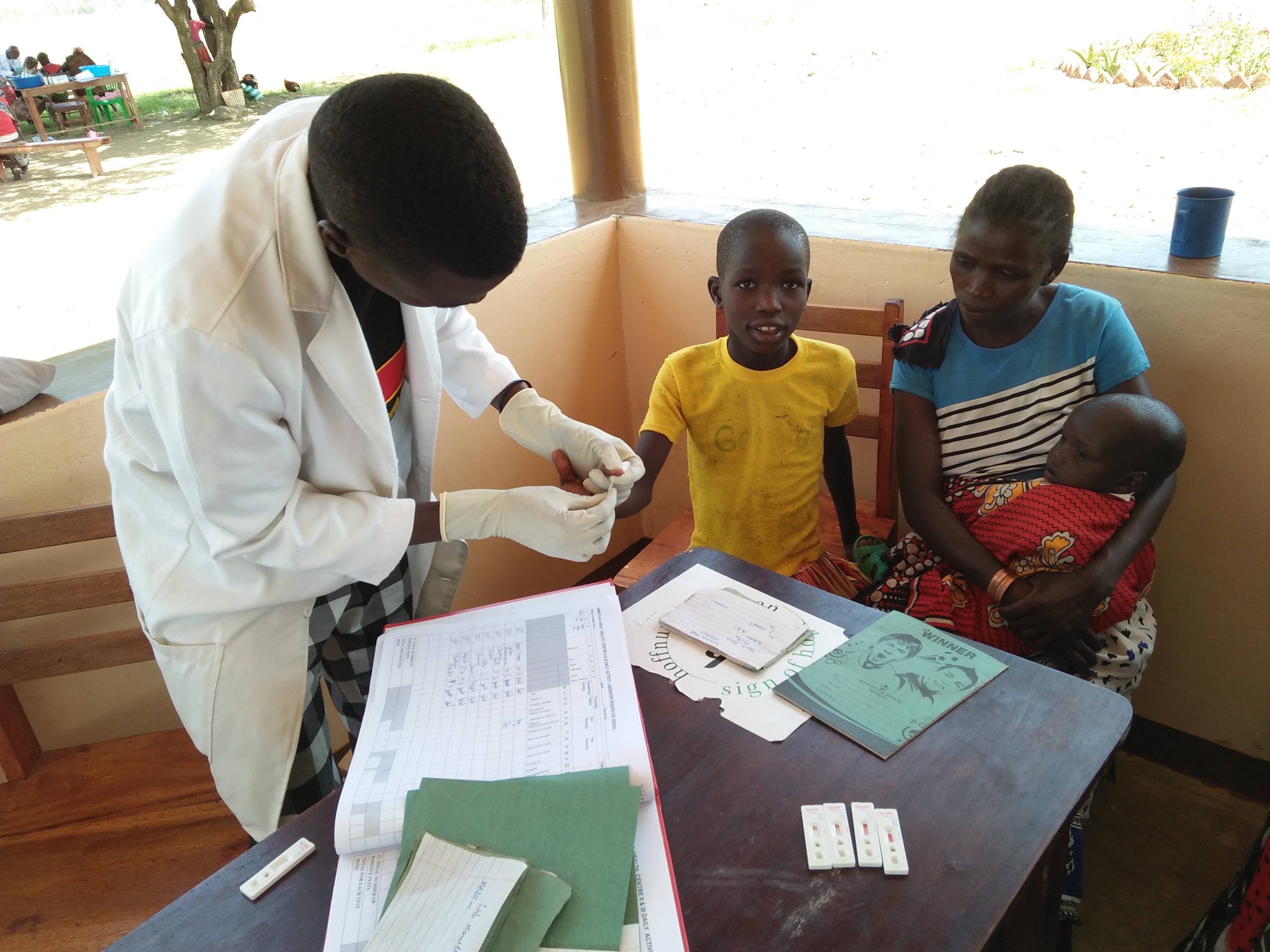 Zu den aktuell zweimal wöchentlich stattfindenden Behandlungstagen kommen bereits viele Patienten. Möglich sind z. B. schon Blutabnahmen, um Krankheiten diagnostizieren und entsprechend behandeln zu können. Zu den aktuell zweimal wöchentlich stattfindenden Behandlungstagen kommen bereits viele Patienten. Möglich sind z. B. schon Blutabnahmen, um Krankheiten diagnostizieren und entsprechend behandeln zu können.