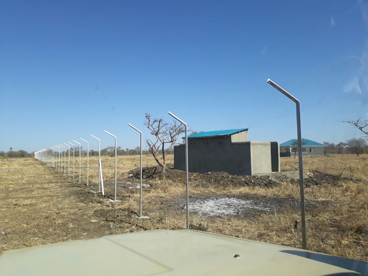 Baufortschritt in Kosike: Das Gelände ist vorbereitet, Zaunpfosten stehen, die ersten Latrinen sind errichtet (Mitte). Auch der Rohbau des Büro- und Lagerhauses ist fertig (hinten rechts). Auf dem Gelände leistet unser Team schon jetzt zweiwöchentlich medizinische Versorgung. Baufortschritt in Kosike: Das Gelände ist vorbereitet, Zaunpfosten stehen, die ersten Latrinen sind errichtet (Mitte). Auch der Rohbau des Büro- und Lagerhauses ist fertig (hinten rechts). Auf dem Gelände leistet unser Team schon jetzt zweiwöchentlich medizinische Versorgung.