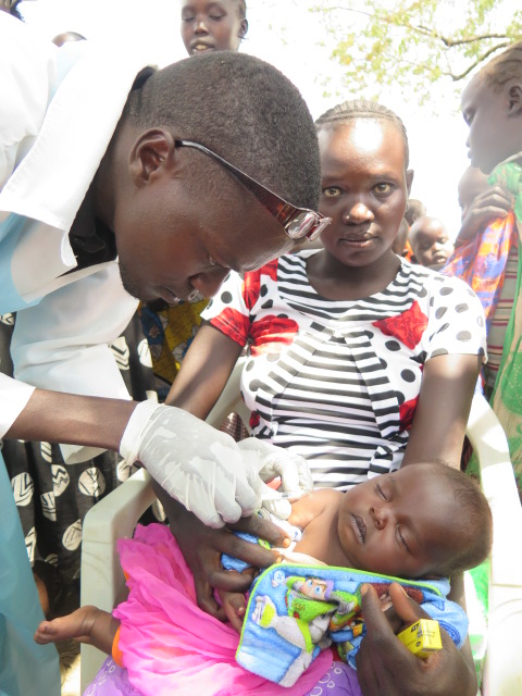 Milka Chepotemo ist zur Impfung ihrer vier Wochen alten Tochter Lilian gekommen. Die Dorfbewohner sind dankbar, dass Hoffnungszeichen eine Klinik errichtet.