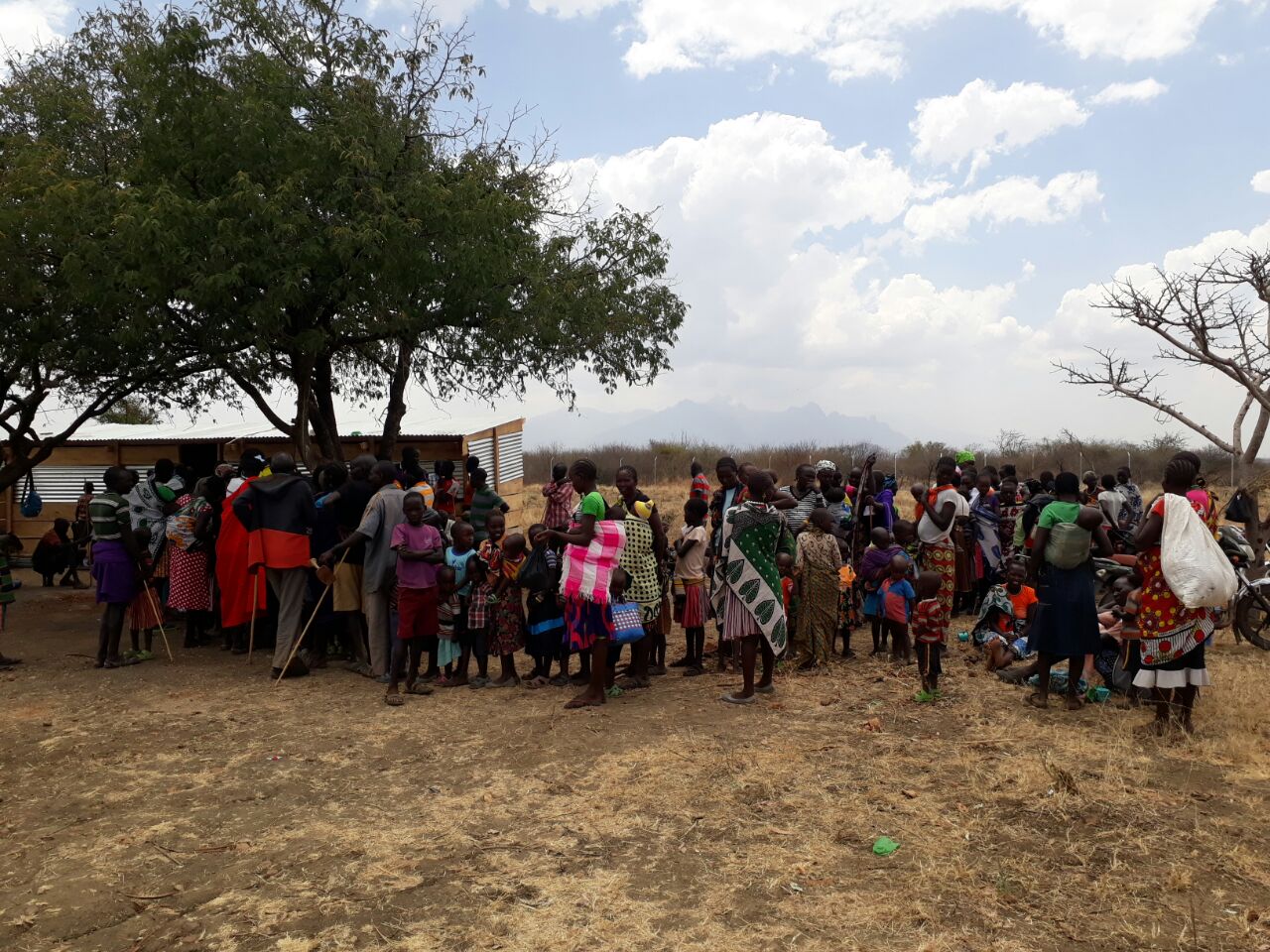 Viele Bewohner Kosikes kamen zum ersten Behandlungstag. Unser medizinisches Team versorgte mehr als 300 Menschen, vor allem Kleinkinder, junge Mädchen, Frauen und ältere Menschen. Viele Bewohner Kosikes kamen zum ersten Behandlungstag. Unser medizinisches Team versorgte mehr als 300 Menschen, vor allem Kleinkinder, junge Mädchen, Frauen und ältere Menschen.