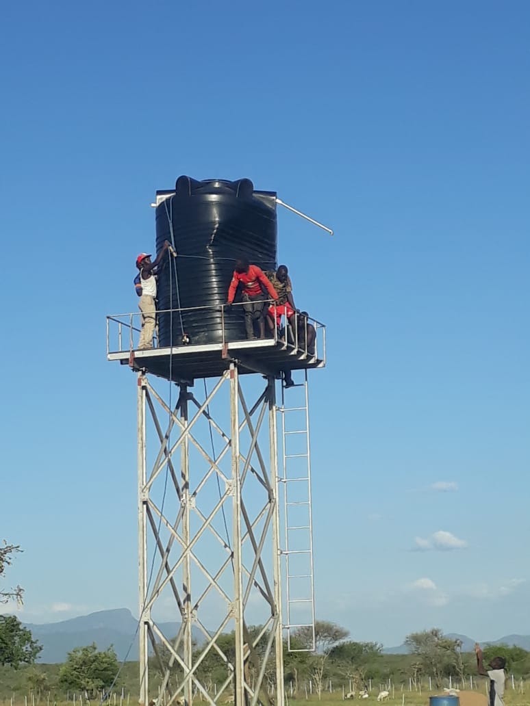 Der jüngste Fortschritt in Kosike: die Errichtung des Wasserturms. Mit vereinten Kräften wurde der Tank nach oben gehievt.