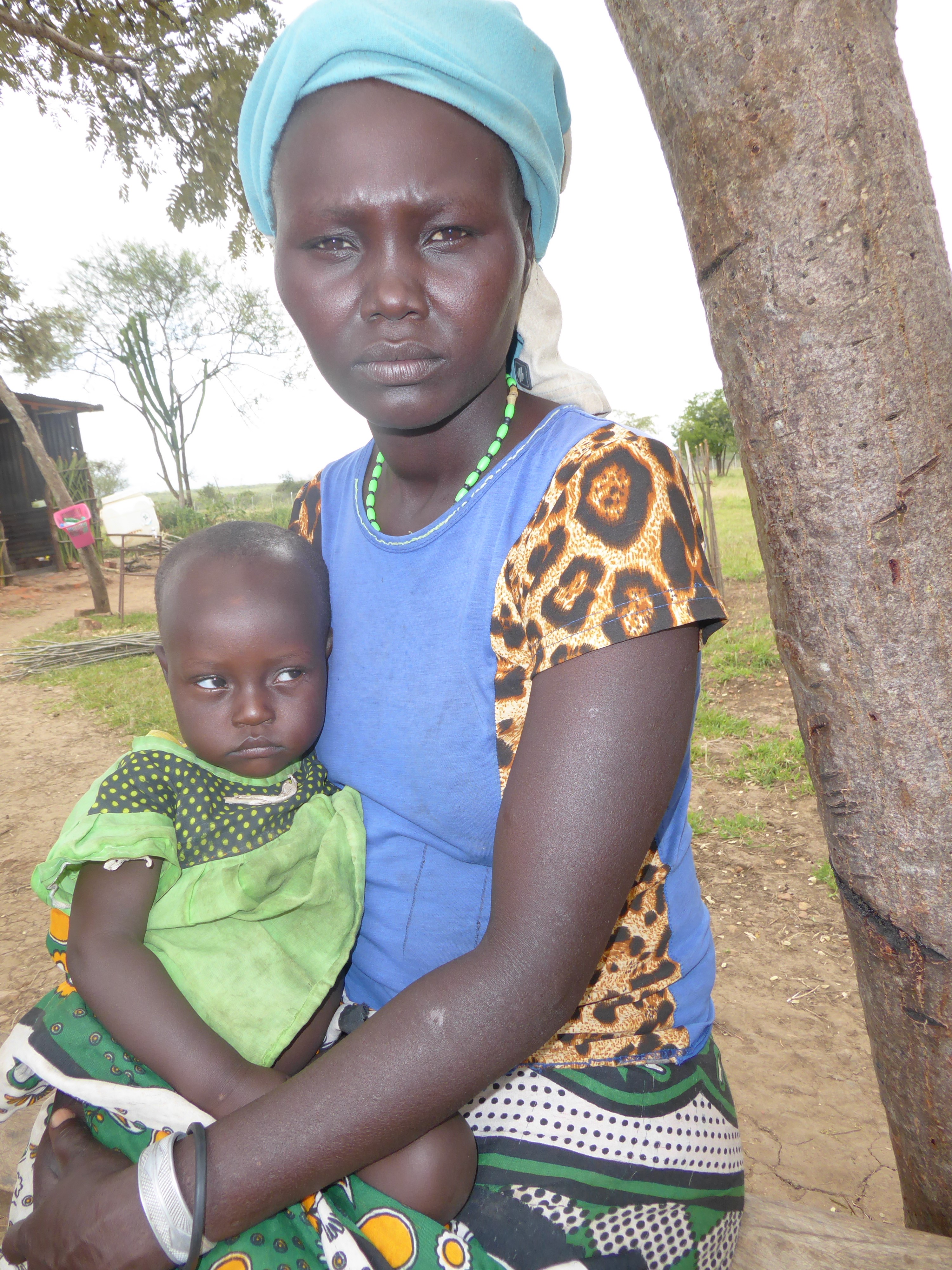Salome Chepteia mit ihrer einjährigen Tochter Cherotich. Das kleine Mädchen leidet an Fieber und Appetitlosigkeit.