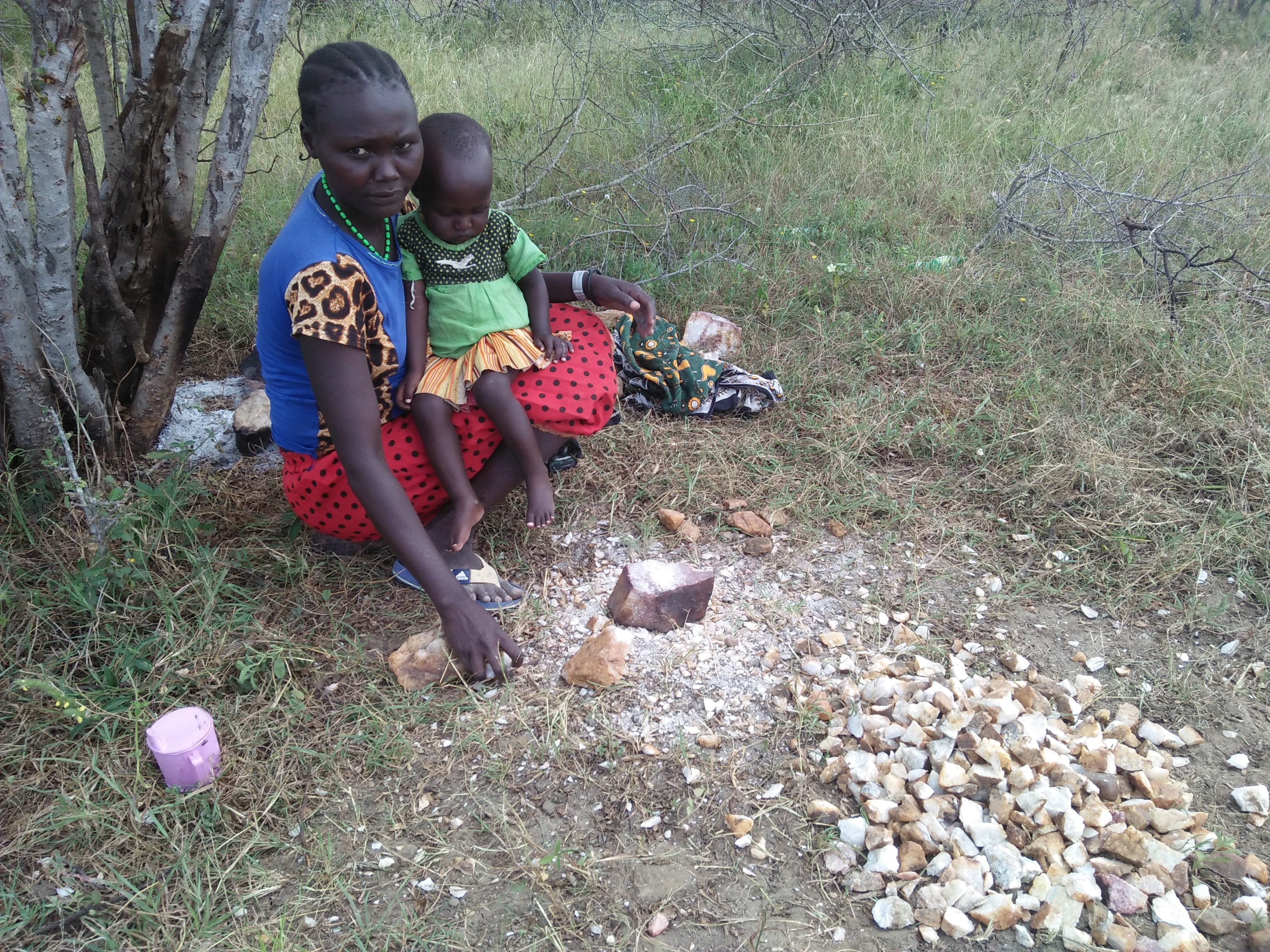 Aus lauter Not zerkleinert und verkauft Salome Steine. Eine Schubkarre füllt sie in zwei bis drei Tagen und bekommt dafür 4.000 ugandische Schillinge (etwa 0,90 Euro).