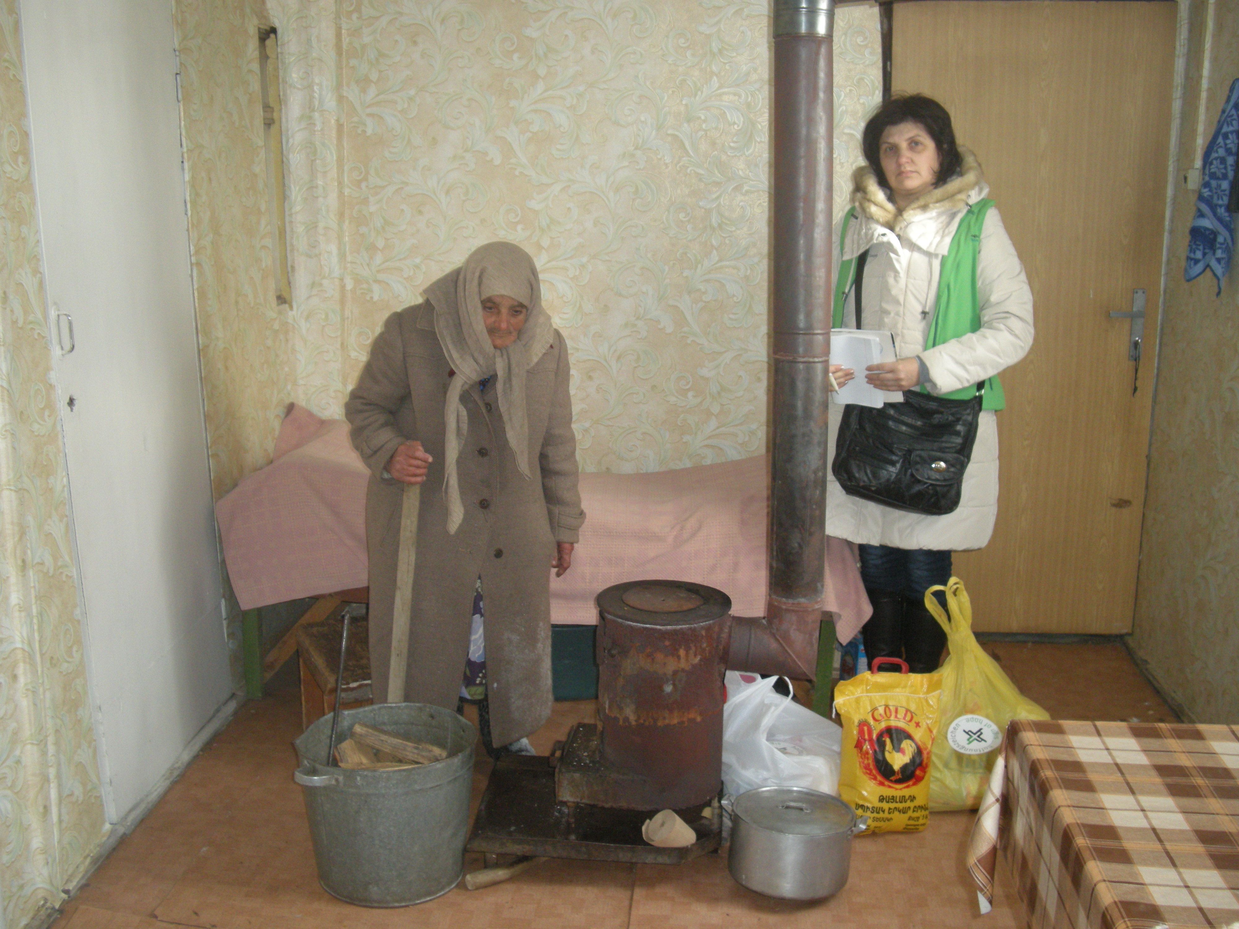 In ihrer Unterkunft ist es so kalt, dass Maryam Avagyan den ganzen Tag ihren Mantel trägt. Hoffnungszeichen-Mitarbeiterin Aljona Zeytunyan überbringt ihr wichtige Lebensmittel. In ihrer Unterkunft ist es so kalt, dass Maryam Avagyan den ganzen Tag ihren Mantel trägt. Hoffnungszeichen-Mitarbeiterin Aljona Zeytunyan überbringt ihr wichtige Lebensmittel.