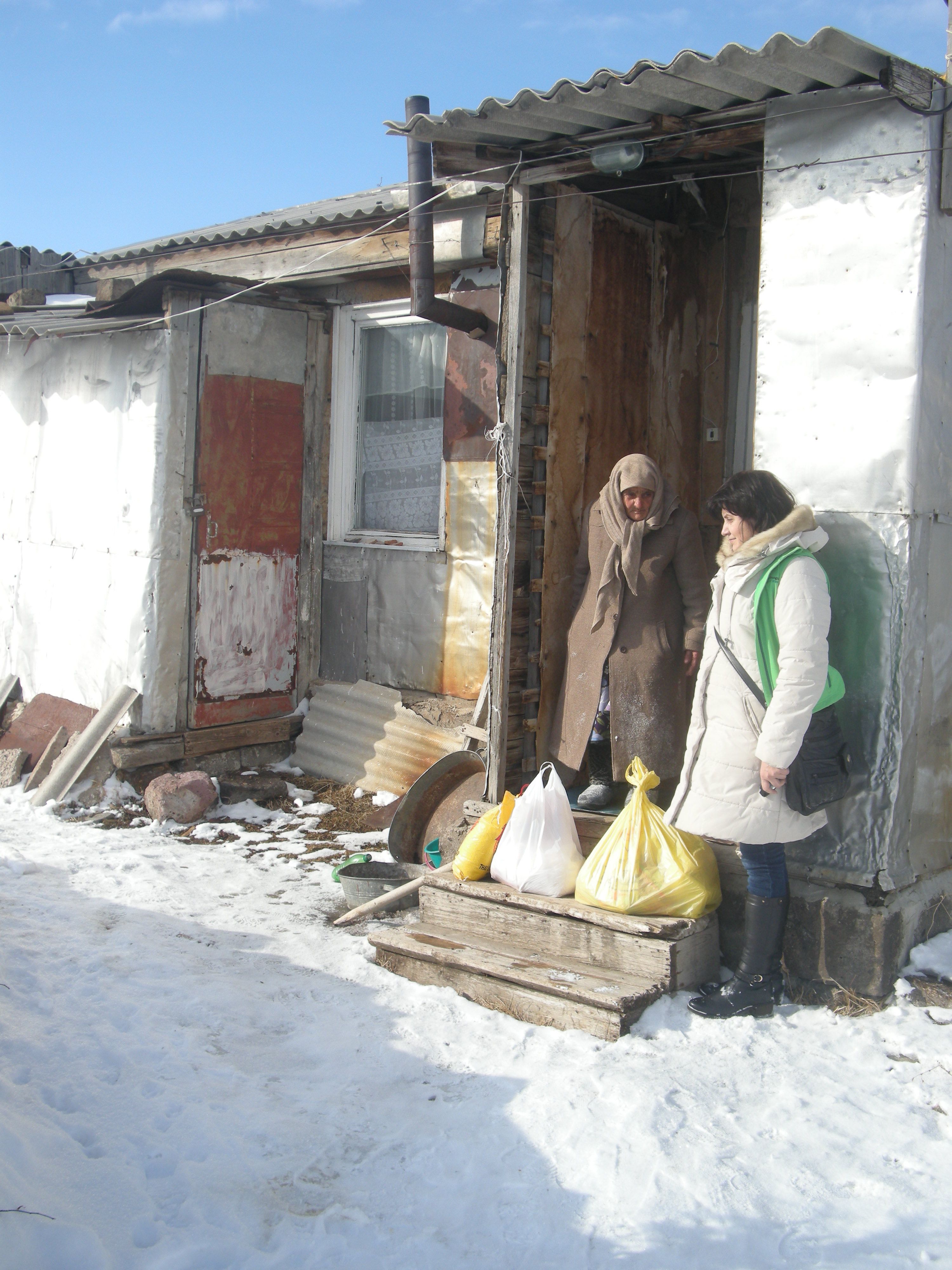 Wie die 77-Jährige hausen viele Menschen in Armenien schon jahrelang in provisorischen Unterkünften.