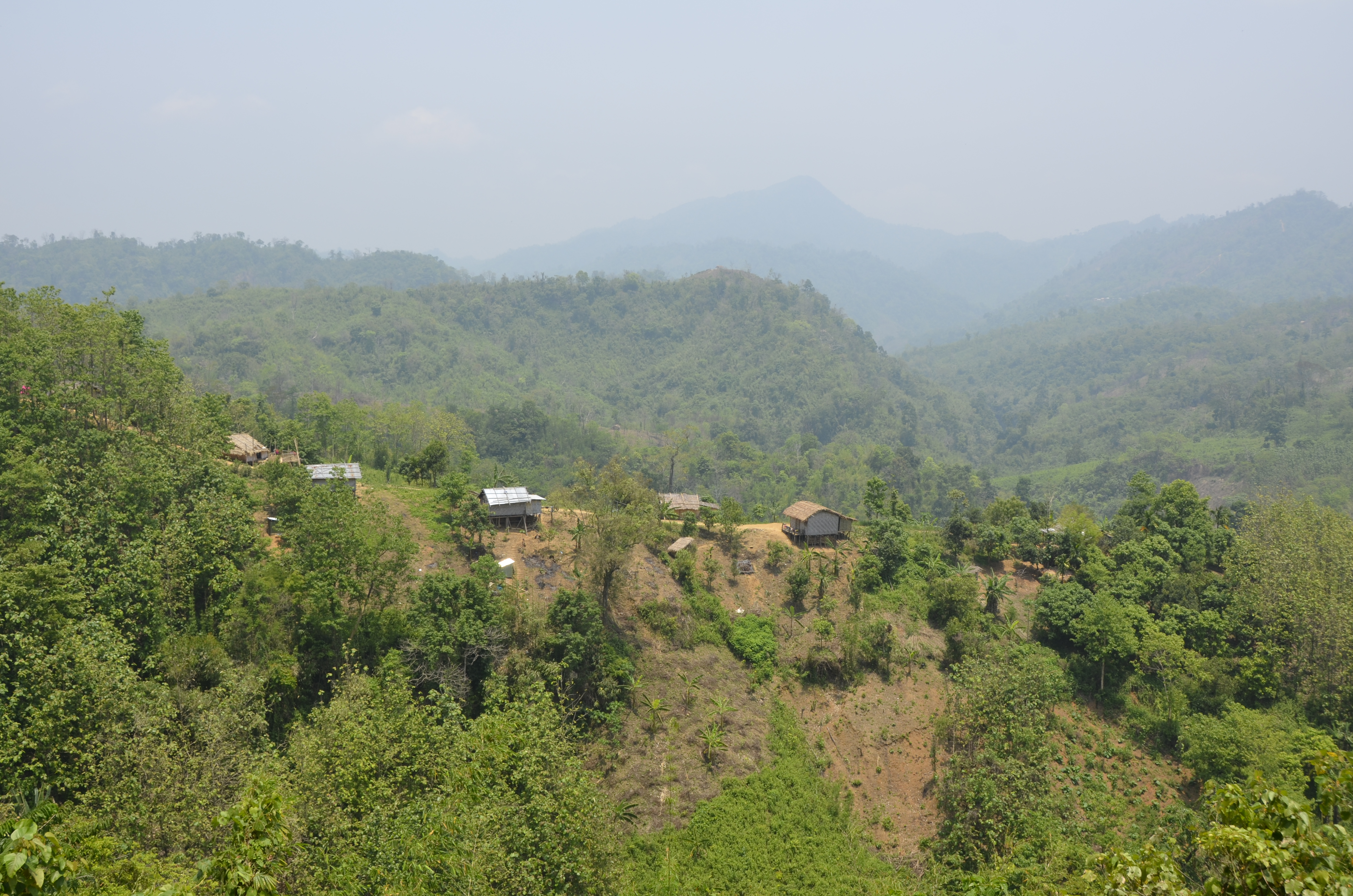 Inmitten von Bananenstauden und Cashew-Bäumen leben ethnische Minderheiten in der Bergregion Chittagong Hill Tracts. Inmitten von Bananenstauden und Cashew-Bäumen leben ethnische Minderheiten in der Bergregion Chittagong Hill Tracts.