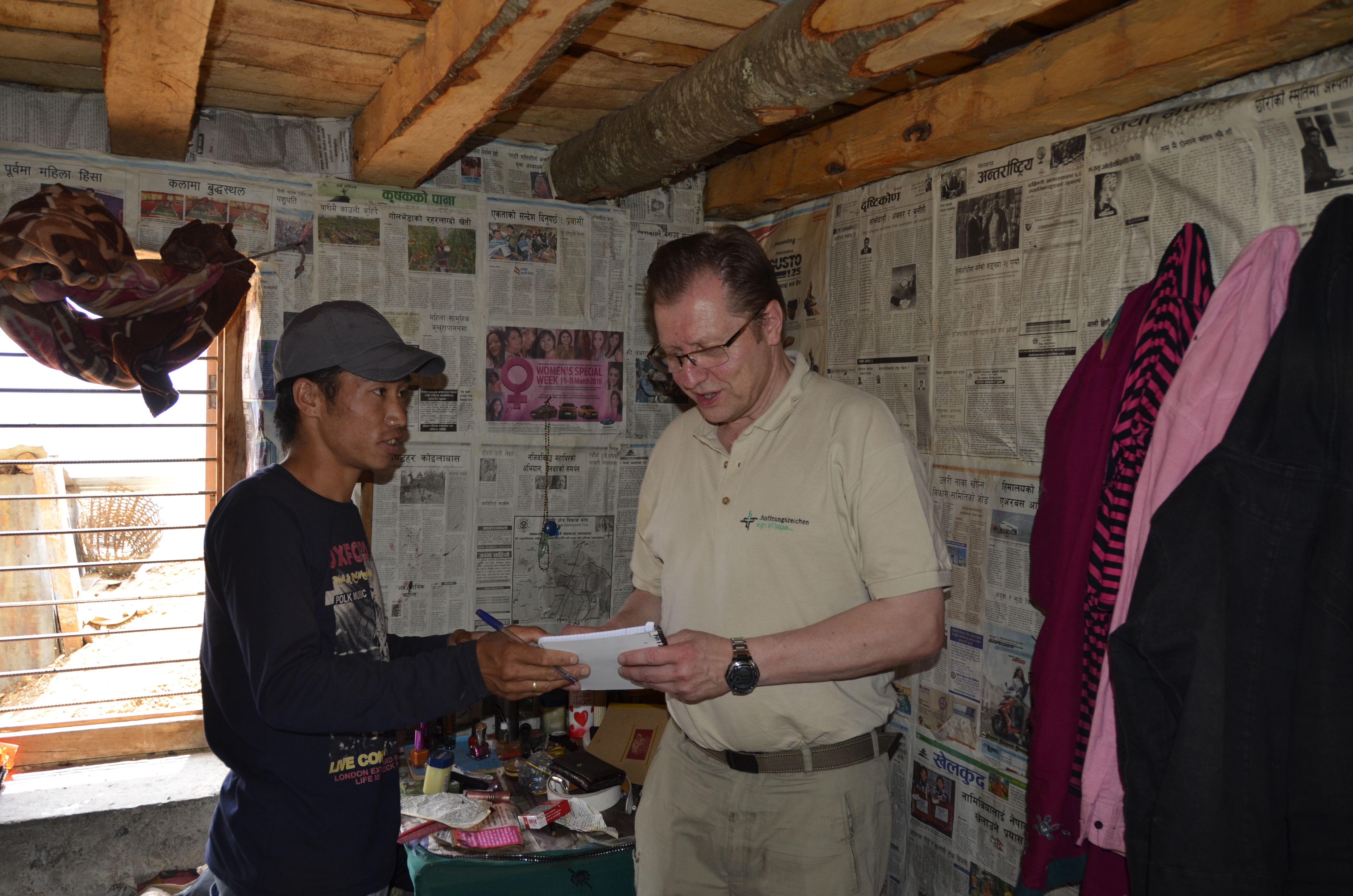 Hoffnungszeichen-Vorstand Reimund Reubelt überzeugte sich vor Ort von den Bauergebnissen. Hier besichtigt er Jhakendras neues Zuhause.