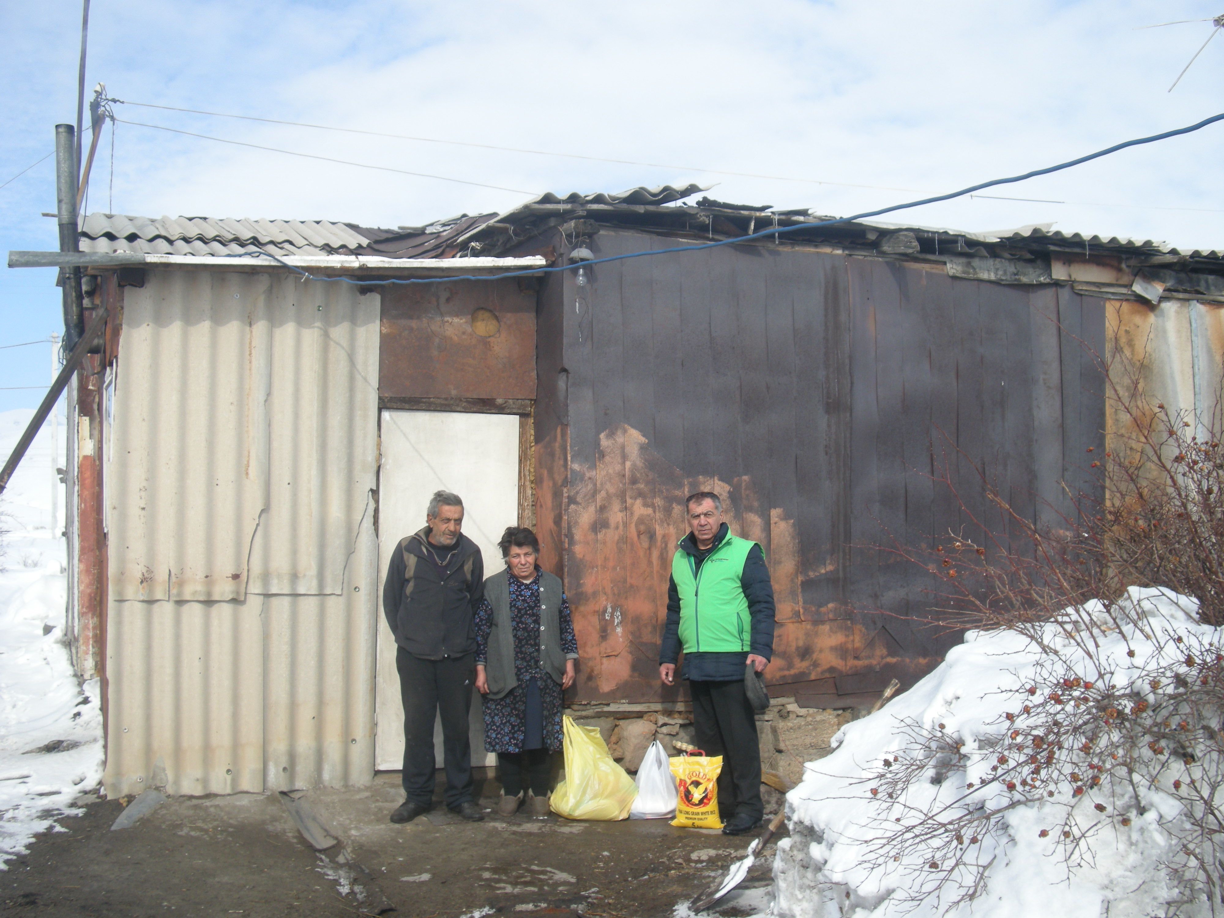 Ehepaar Yerkanyan macht sich Sorgen über die Zukunft. Im Dorfladen mussten sie bereits für Lebensmittel anschreiben. Unser Mitarbeiter Wigen Aghanikjan hat ein offenes Ohr für sie. Ehepaar Yerkanyan macht sich Sorgen über die Zukunft. Im Dorfladen mussten sie bereits für Lebensmittel anschreiben. Unser Mitarbeiter Wigen Aghanikjan hat ein offenes Ohr für sie.